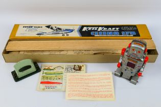 Yoneya - Keil Kraft - A vintage Japanese tinplate wind up robot by Yoneya, 18 cm tall and working,