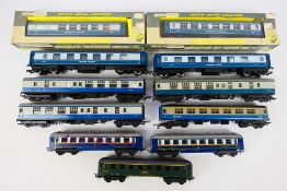 Wrenn - Lima - Triang - A rake of predominately unboxed OO /HO coaches.