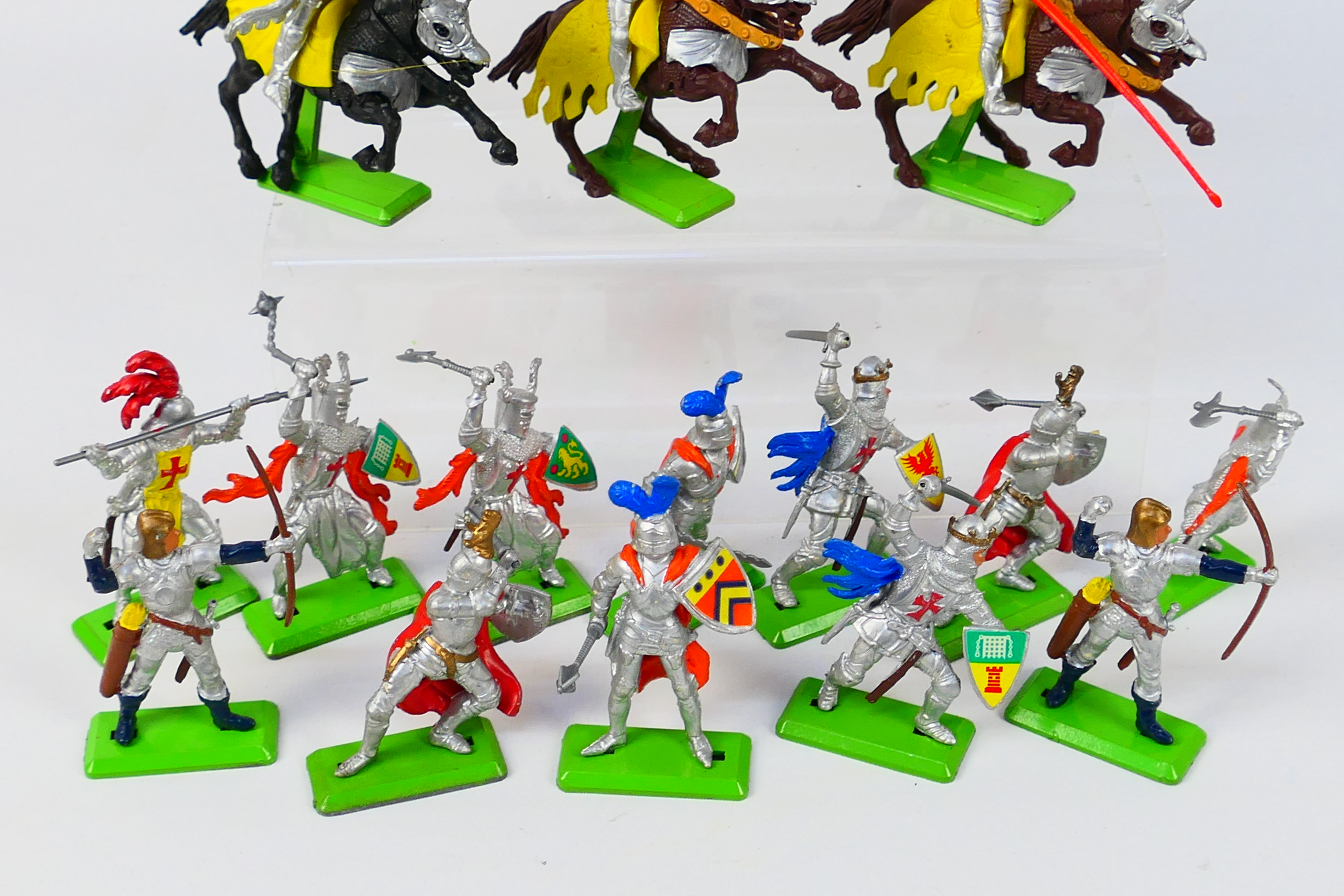 Britains Deetail - A collection of 23 unboxed Britains Deetail Knights. - Image 5 of 5