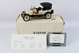 Franklin Mint - A 1:24 scale 1912 Packard Victoria die-cast model by Franklin Mint - Model is