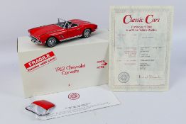 Danbury Mint - Classic Cars - A 1:24 scale 1962 Chevrolet Corvette die-cast model by Danbury Mint -