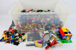 Lego - A large quantity of modern Lego pieces which appear in Very Good condition overall.