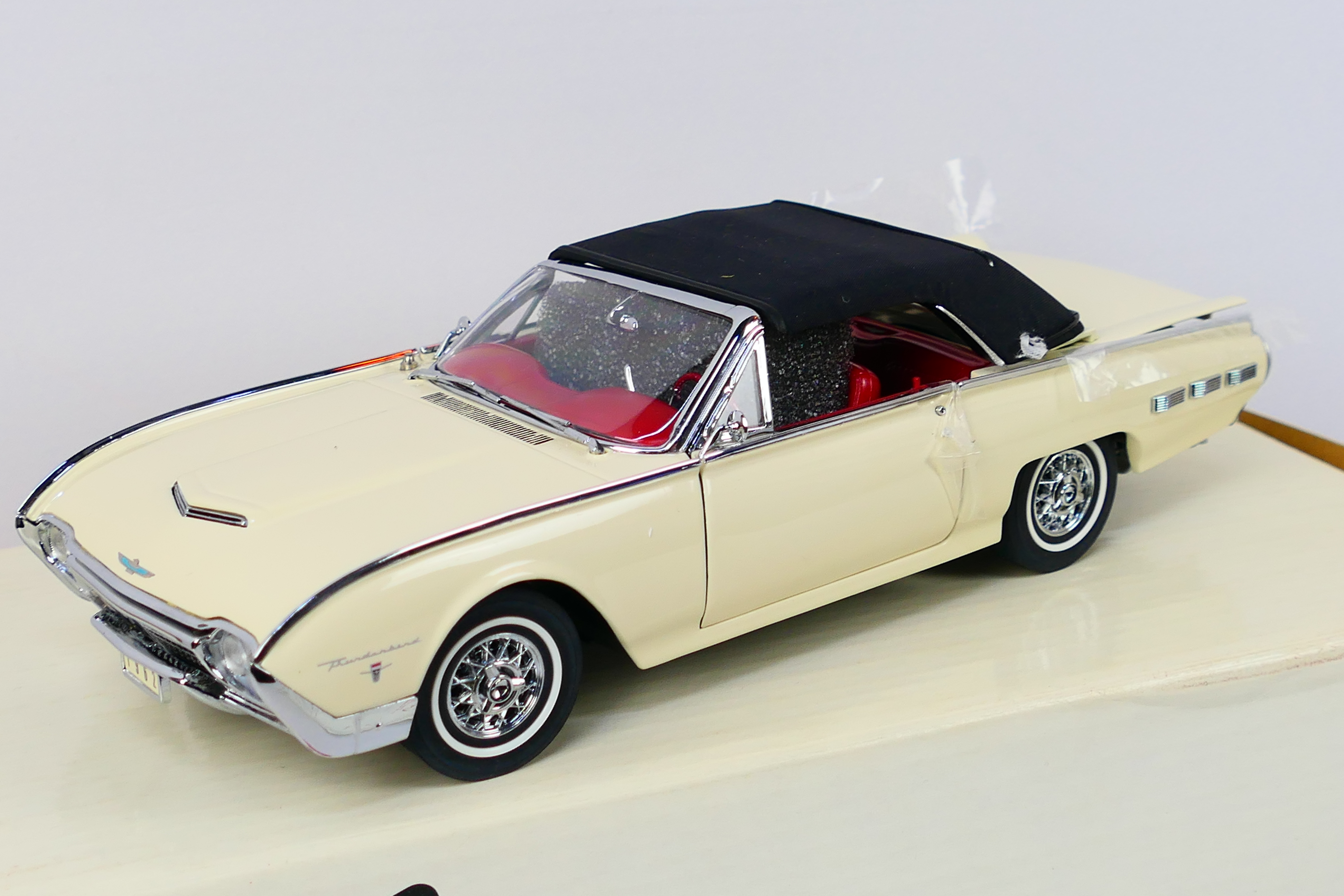 Danbury Mint - A boxed 1:24 scale die-cast 1962 Ford Thunderbird by Danbury Mint - Model comes in - Image 2 of 6