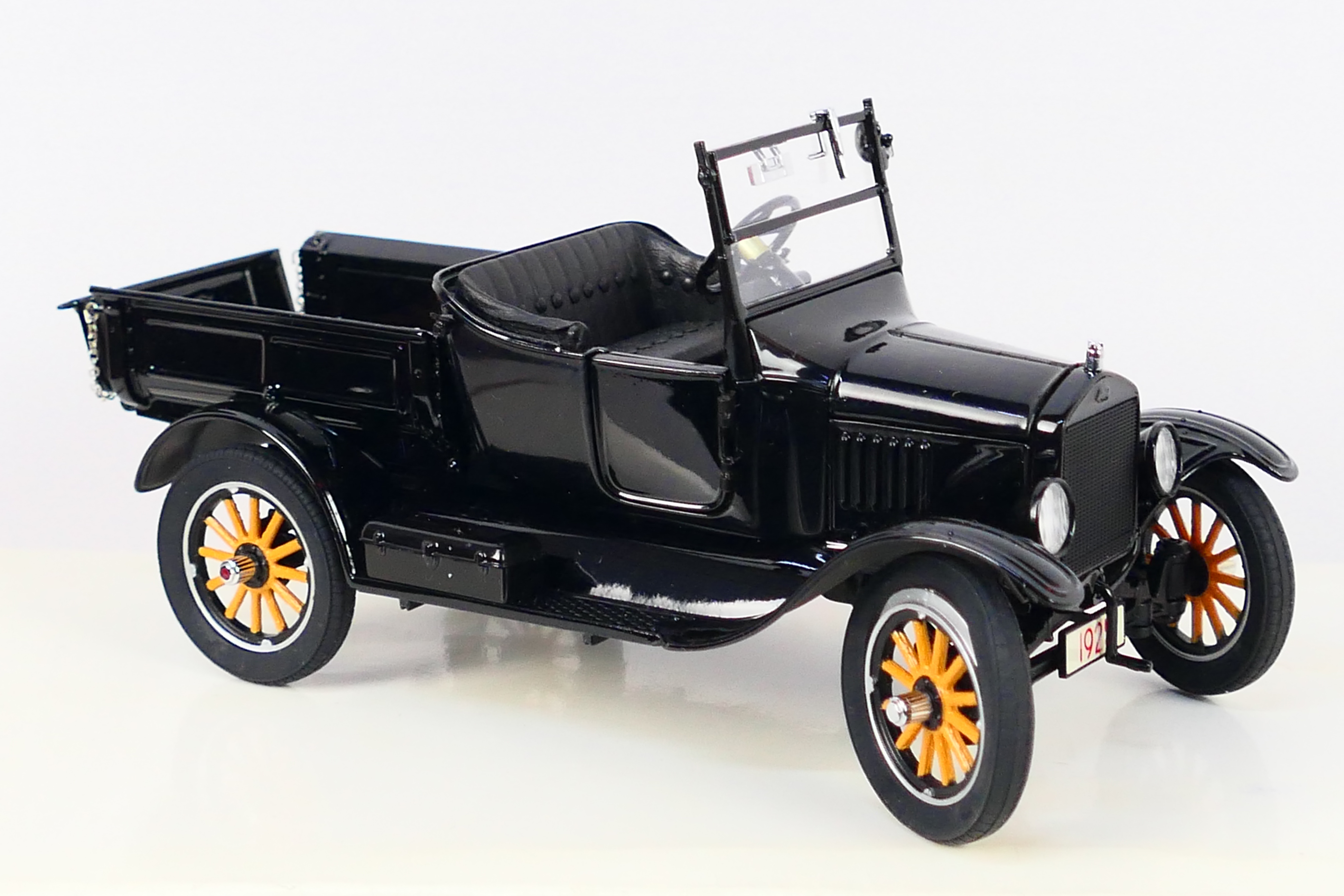 Danbury Mint - A boxed 1:24 scale die-cast 1925 Ford Model T Runabout by Danbury Mint - Model comes - Image 3 of 5