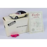 Danbury Mint - A boxed 1:24 scale die-cast 1962 Ford Thunderbird by Danbury Mint - Model comes in