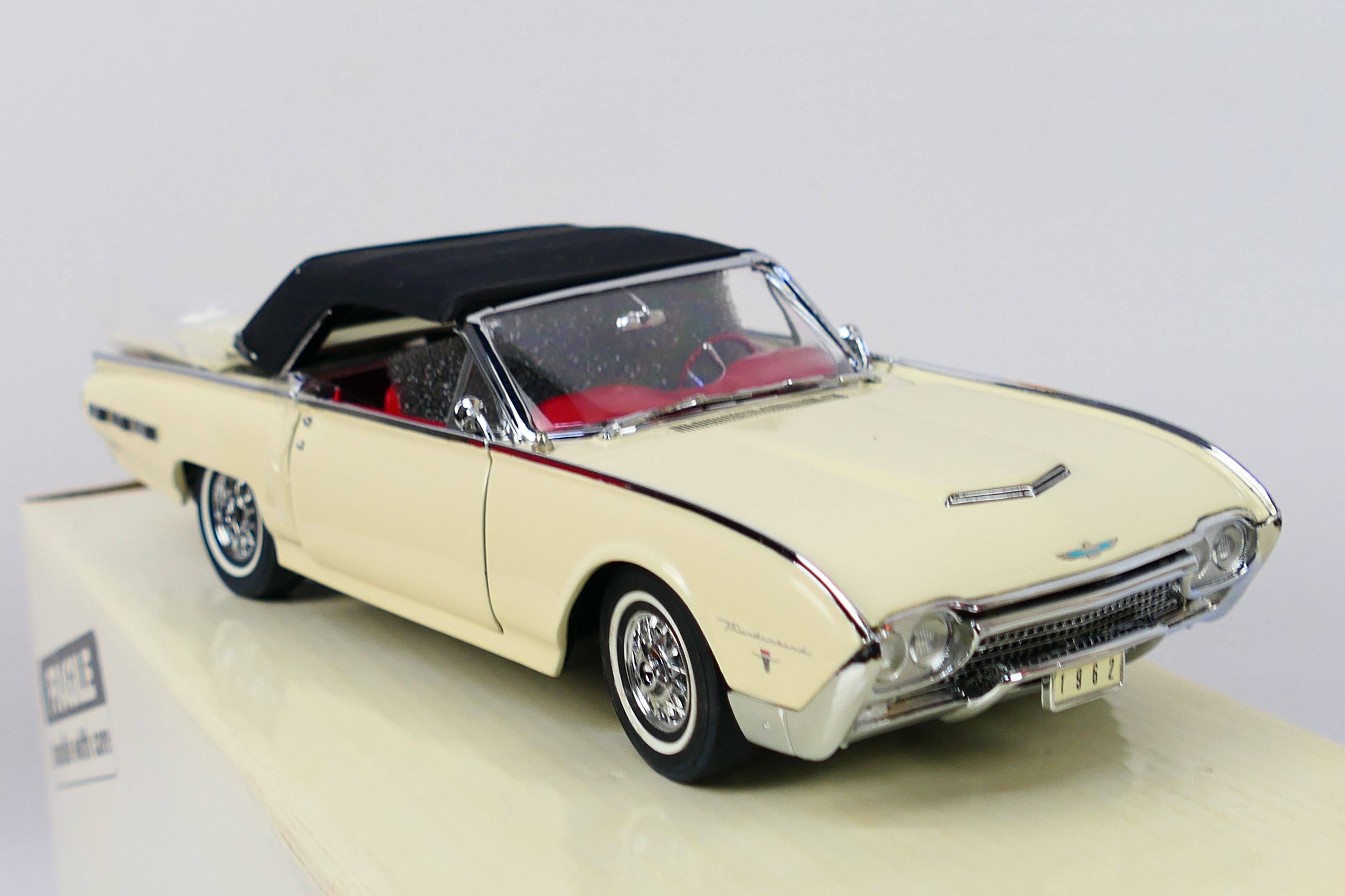 Danbury Mint - A boxed 1:24 scale die-cast 1962 Ford Thunderbird by Danbury Mint - Model comes in - Image 5 of 6
