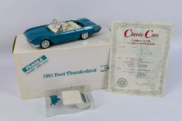 Danbury Mint - A boxed 1:24 scale die-cast 1961 Ford Thunderbird by Danbury Mint - Model comes in