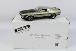 Danbury Mint - A boxed 1:24 scale die-cast 1971 Ford Mustang Boss 351 by Danbury Mint - Model comes