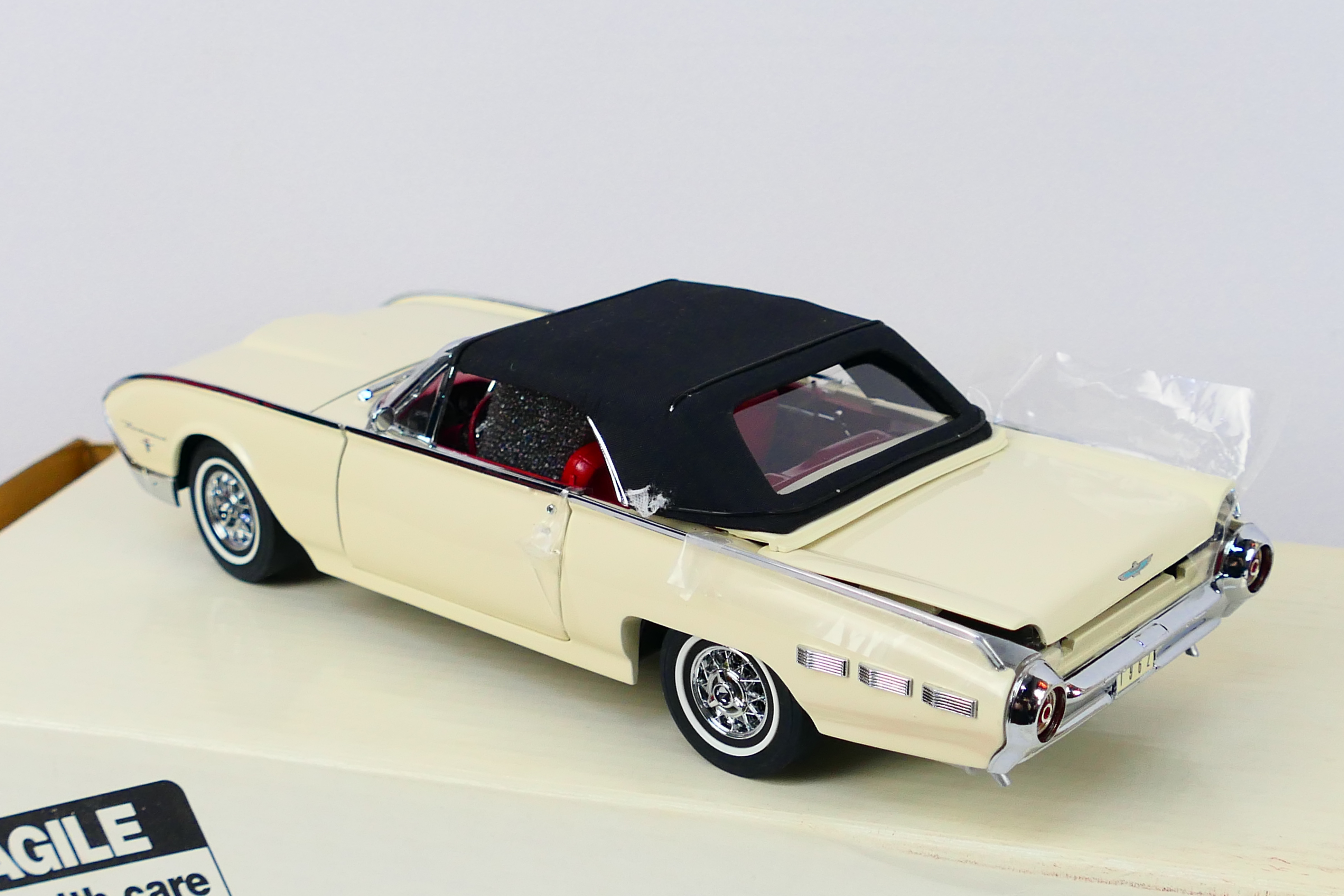 Danbury Mint - A boxed 1:24 scale die-cast 1962 Ford Thunderbird by Danbury Mint - Model comes in - Image 3 of 6