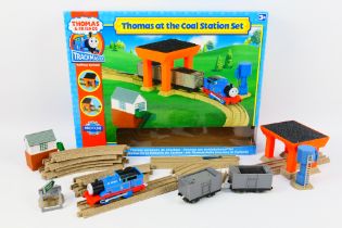 Tomy - A boxed Thomas at the Coal Station set - Set comes with track, Thomas The Tank Engine train,