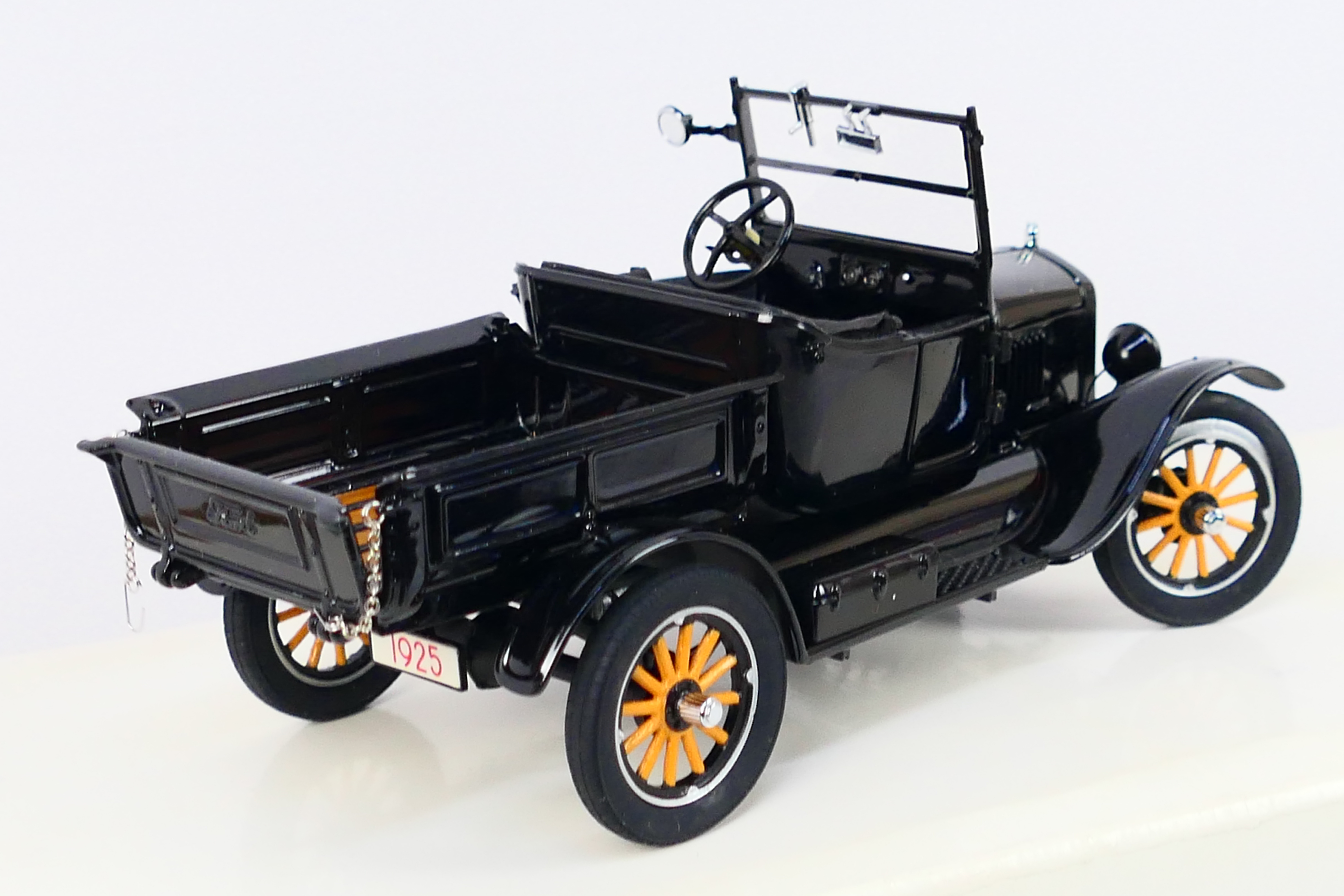 Danbury Mint - A boxed 1:24 scale die-cast 1925 Ford Model T Runabout by Danbury Mint - Model comes - Image 4 of 5