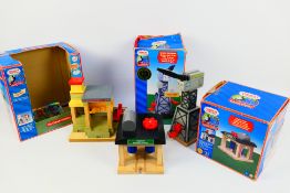 Learning Curve - Thomas and Friends - 3 x boxed Thomas sets - Lot includes a #LC99330 Engine Wash.