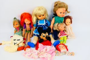 Palitoy - Famosa - Knickerbocker - A collection of vintage dolls including a Palitoy walking doll,
