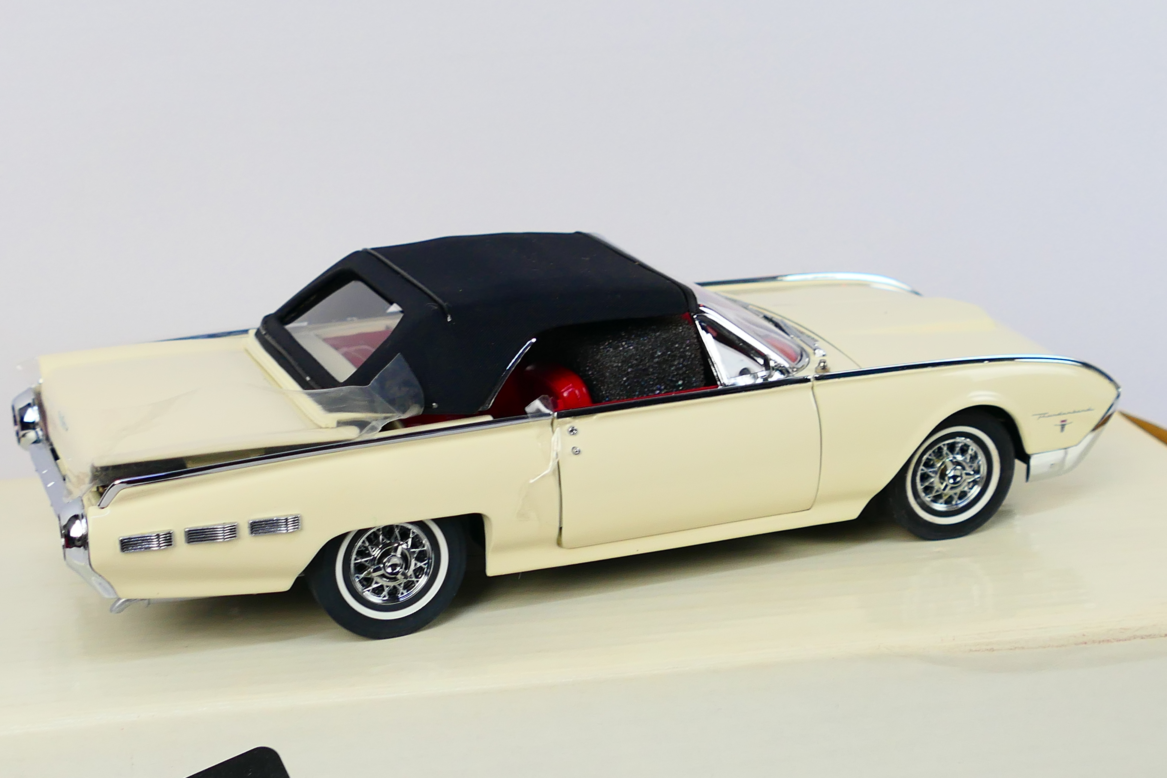 Danbury Mint - A boxed 1:24 scale die-cast 1962 Ford Thunderbird by Danbury Mint - Model comes in - Image 4 of 6