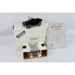 Danbury Mint - A boxed 1:24 scale die-cast 1925 Ford Model T Runabout by Danbury Mint - Model comes