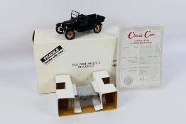 Danbury Mint - A boxed 1:24 scale die-cast 1925 Ford Model T Runabout by Danbury Mint - Model comes