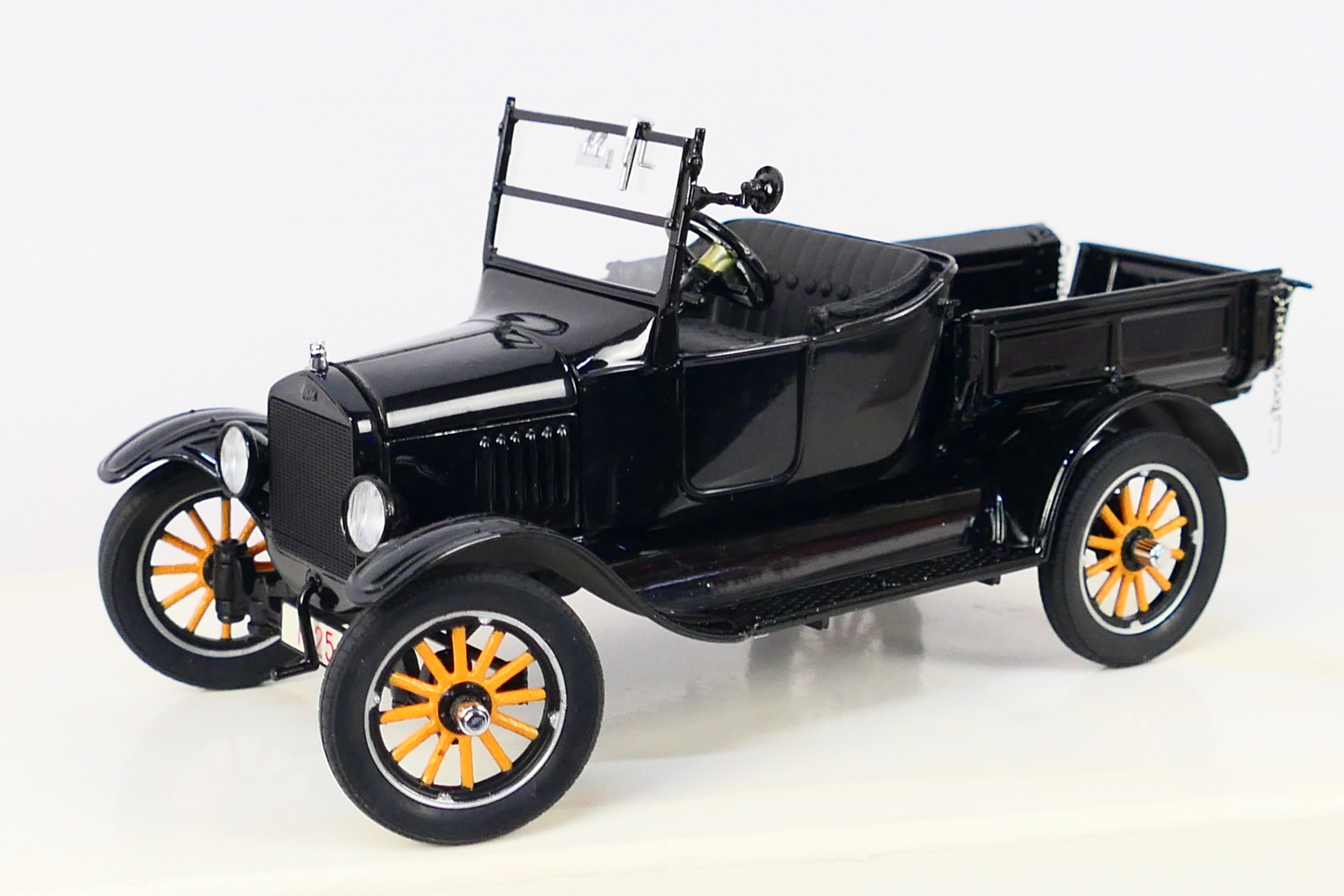 Danbury Mint - A boxed 1:24 scale die-cast 1925 Ford Model T Runabout by Danbury Mint - Model comes - Image 2 of 5