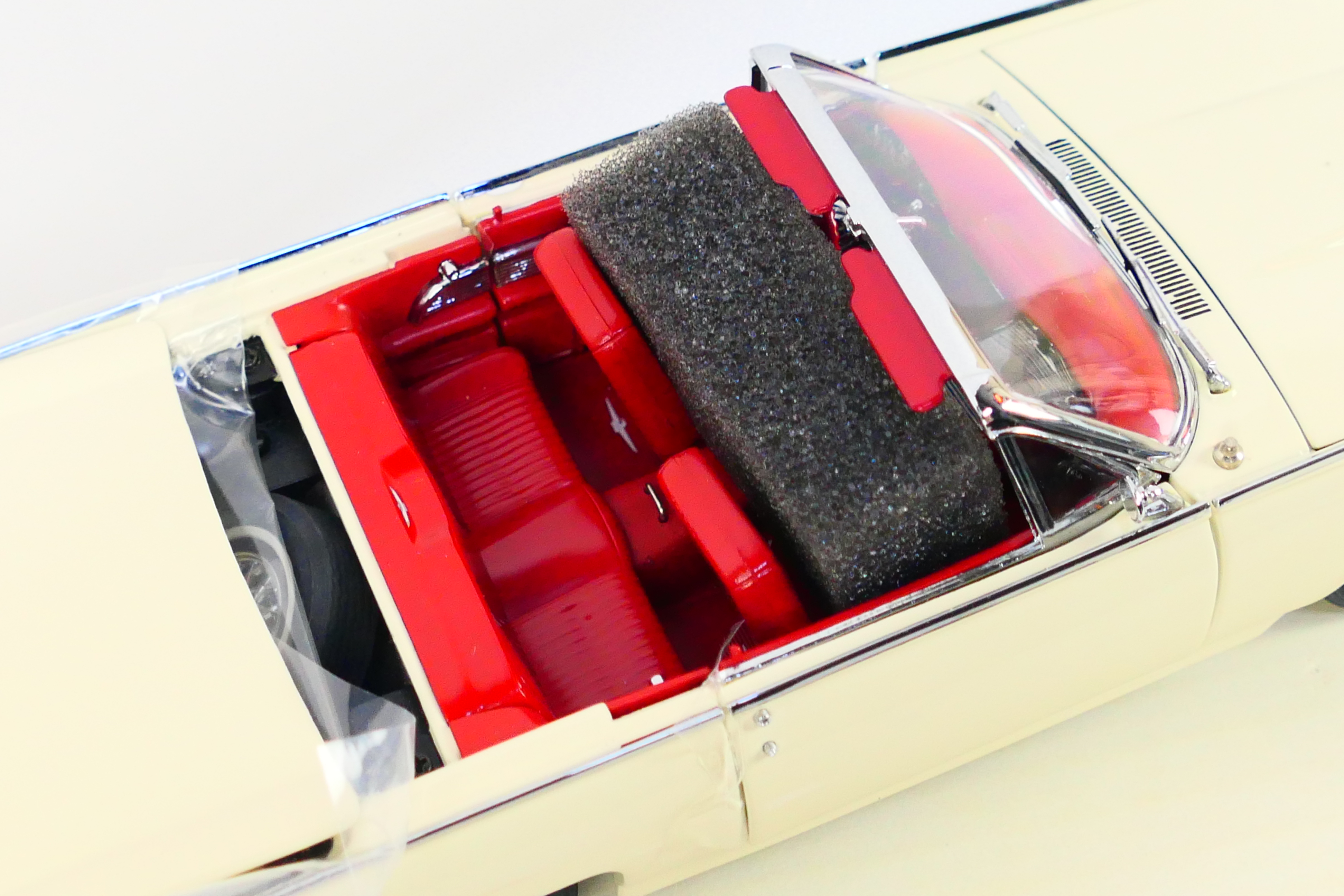 Danbury Mint - A boxed 1:24 scale die-cast 1962 Ford Thunderbird by Danbury Mint - Model comes in - Image 6 of 6