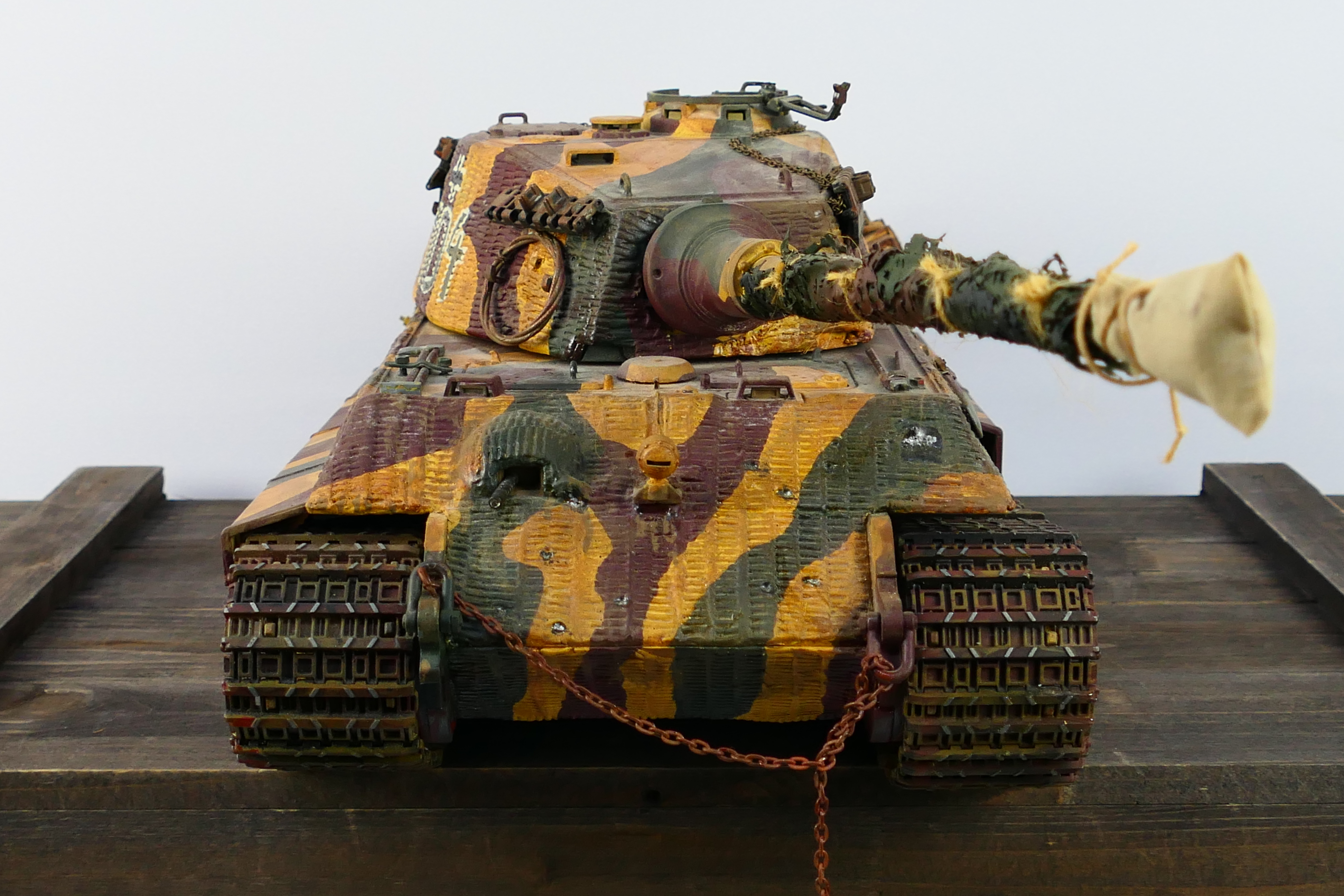 Torro - A 1:16 scale battery powered radio controlled WW2 Konigstiger (Tiger II) Sd.Kfz.182 tank . - Image 10 of 14