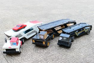 Tonka - 3 x large Tonka car carriers - Lot includes a vehicles in in black and white colours.