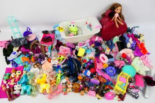 Bratz - Little Bratz - Others - An assortment of mainly Bratz themed doll accessories and various