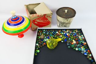 Straco - Other - A tin of vintage marbles and a boxed vintage Straco Automatic Choral Spinning Top.