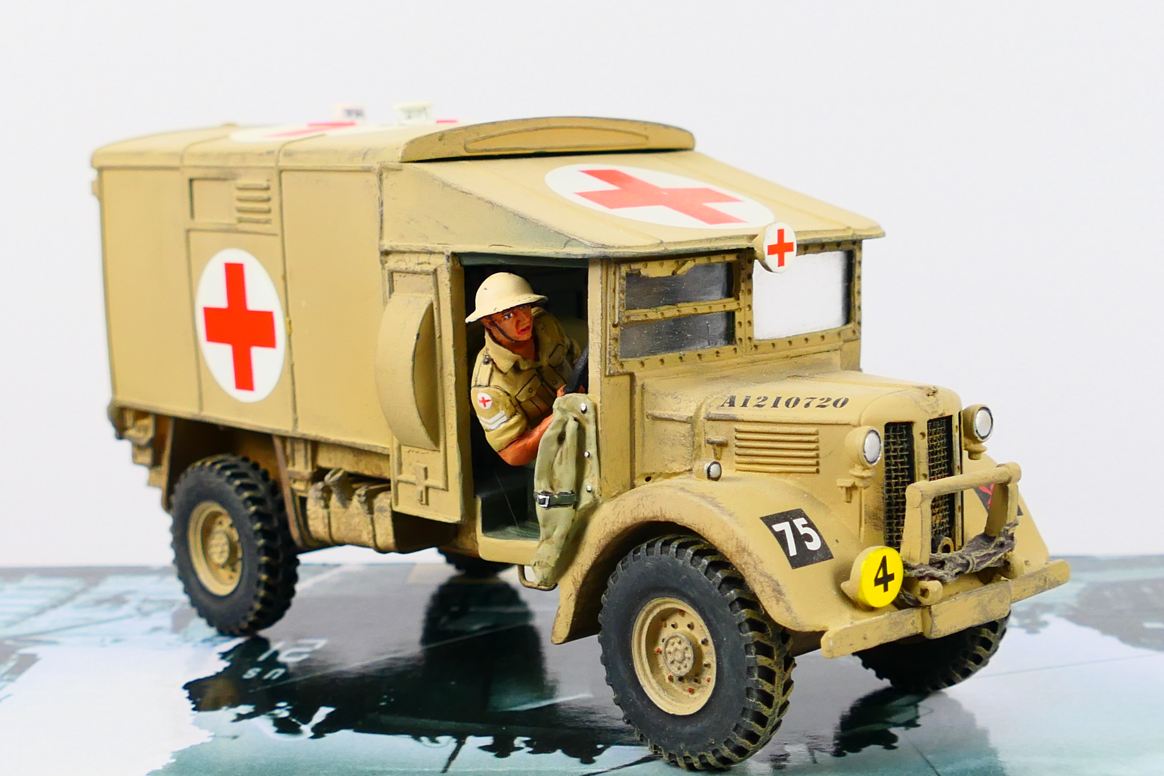 King & Country - A boxed King & Country '8th Army' series EA27 Desert Austin K2 Ambulance with - Image 3 of 7