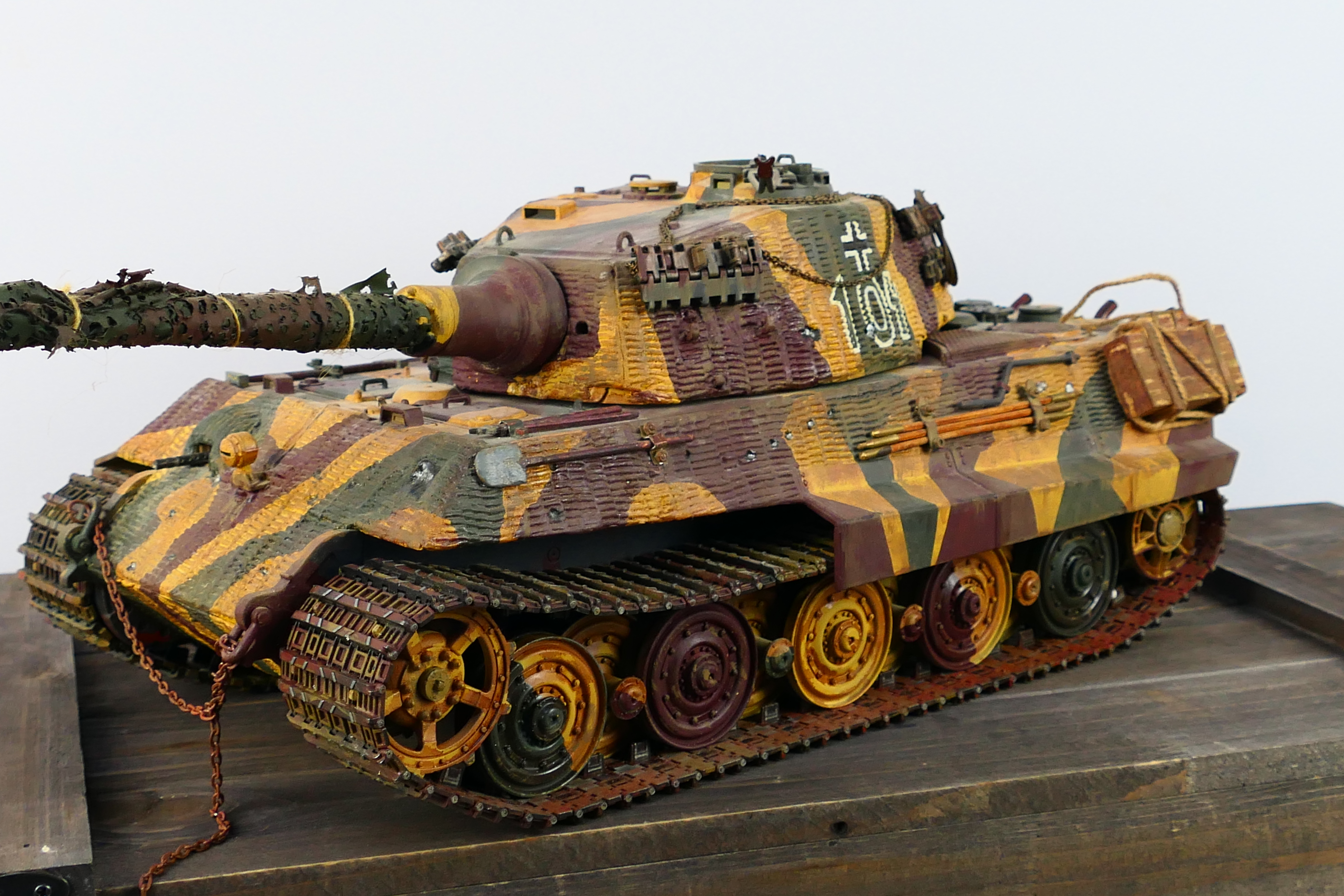 Torro - A 1:16 scale battery powered radio controlled WW2 Konigstiger (Tiger II) Sd.Kfz.182 tank . - Image 9 of 14