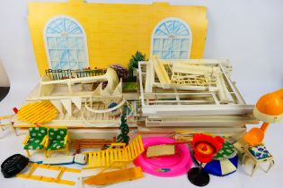 Pedigree - Sindy - An unboxed Sindy 3 storey town house with some accessories including garden