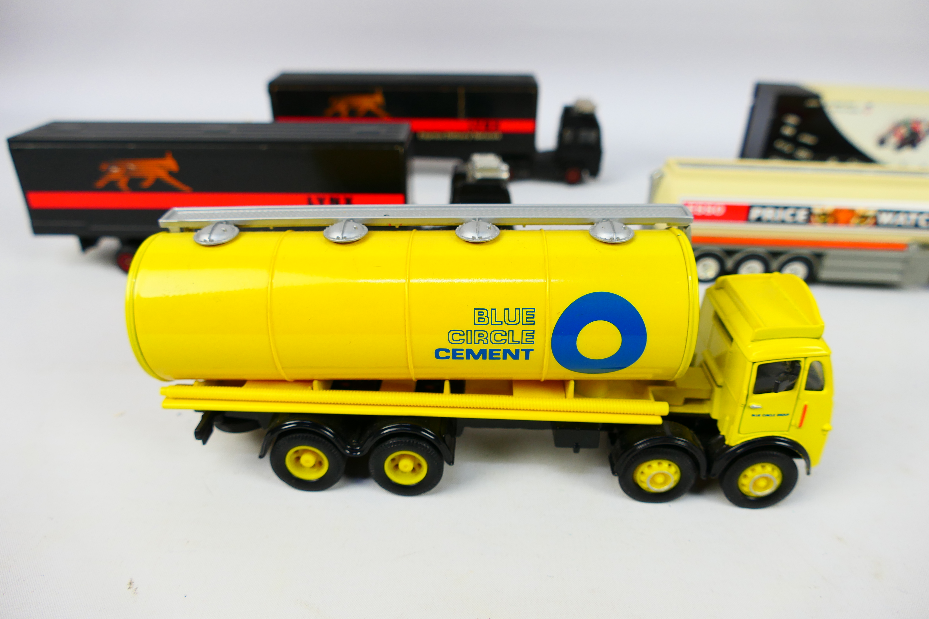 Corgi - An assortment of six unboxed Corgi Lorries and Tankers comprising of a Blue Circle Cement - Bild 5 aus 12