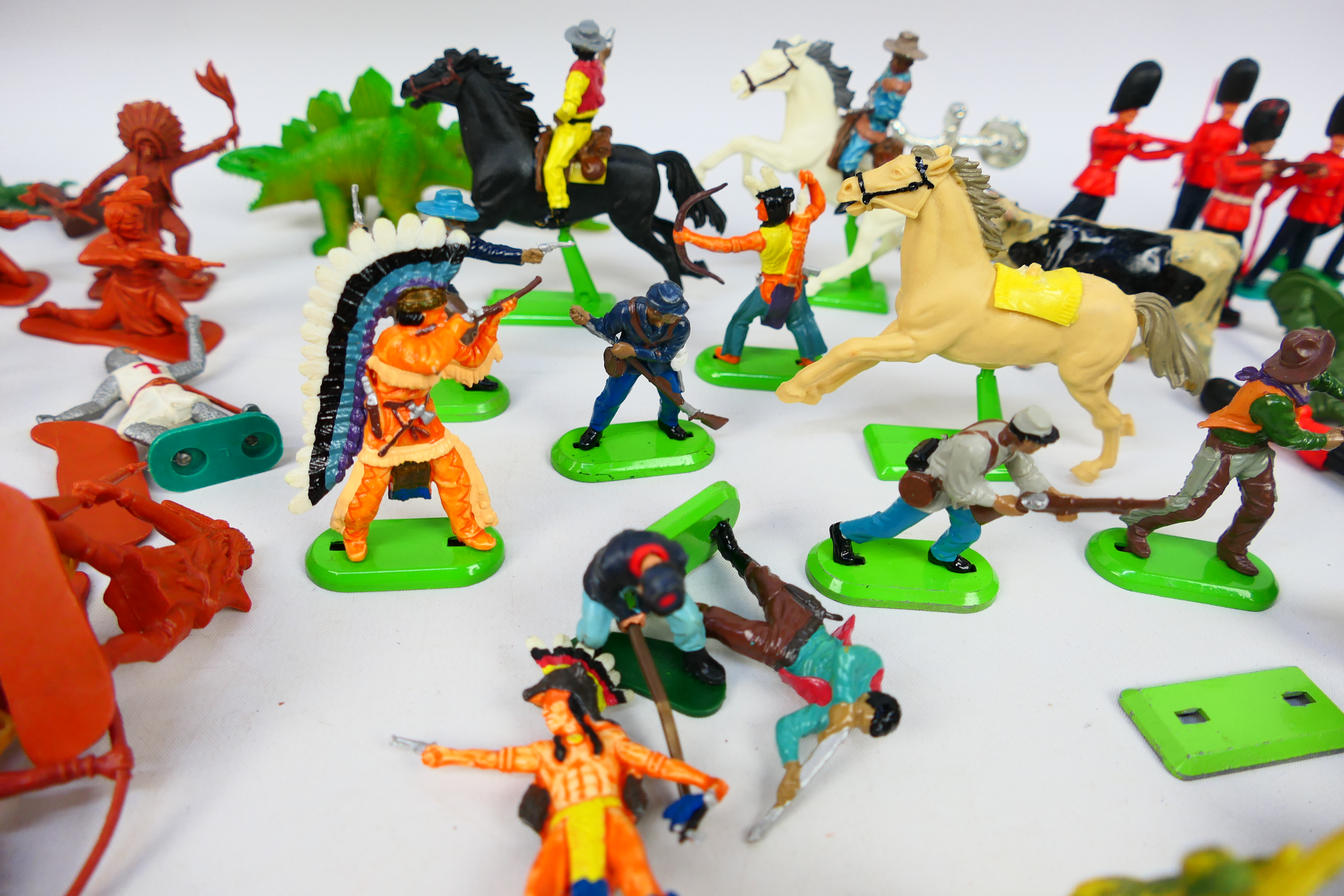 Britains - Airfix - Timpo - Others - An assortment of loose mainly plastic figures covering various - Image 3 of 16