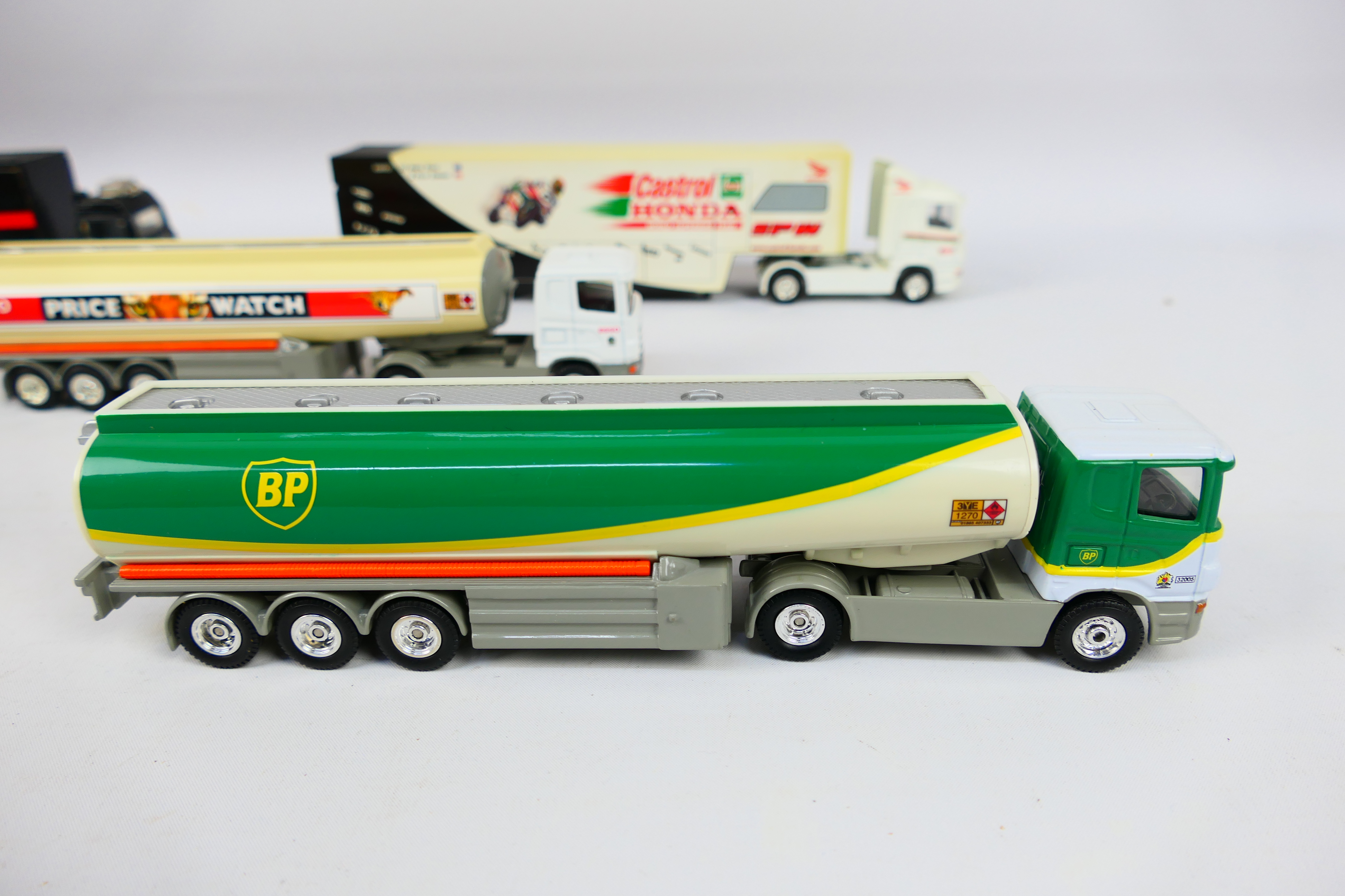 Corgi - An assortment of six unboxed Corgi Lorries and Tankers comprising of a Blue Circle Cement - Bild 3 aus 12