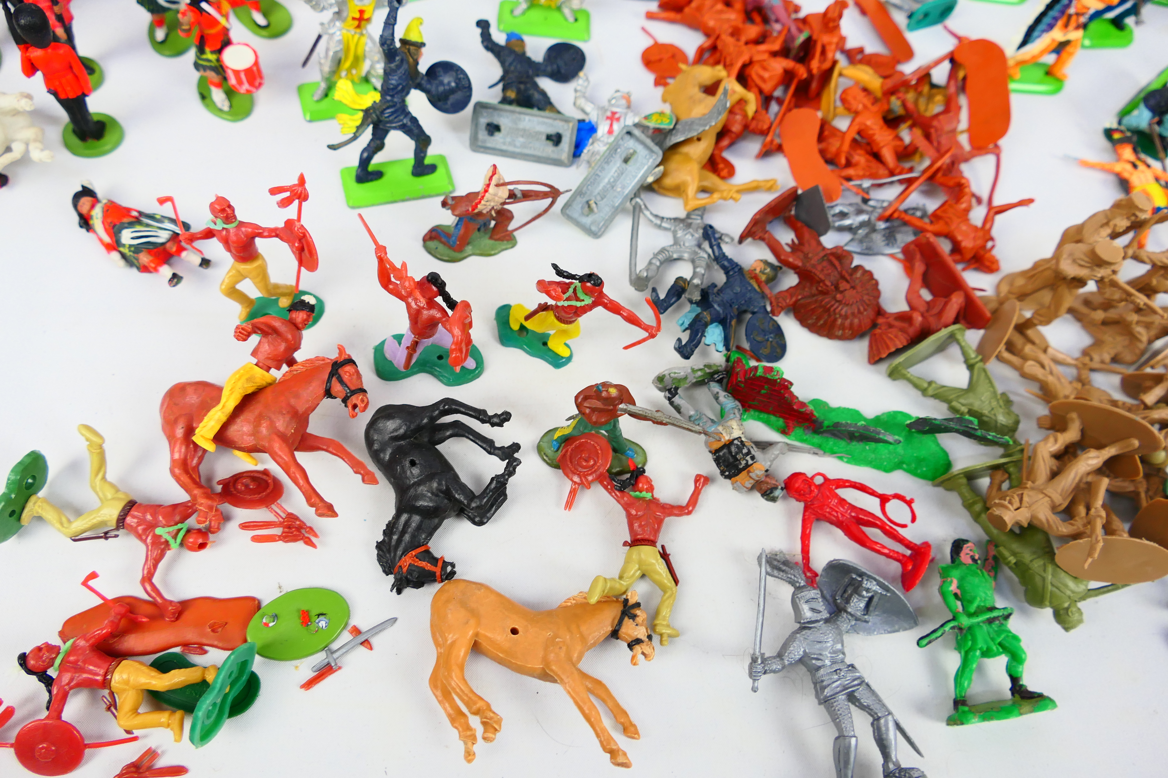 Britains - Airfix - Timpo - Others - An assortment of loose mainly plastic figures covering various - Image 7 of 16