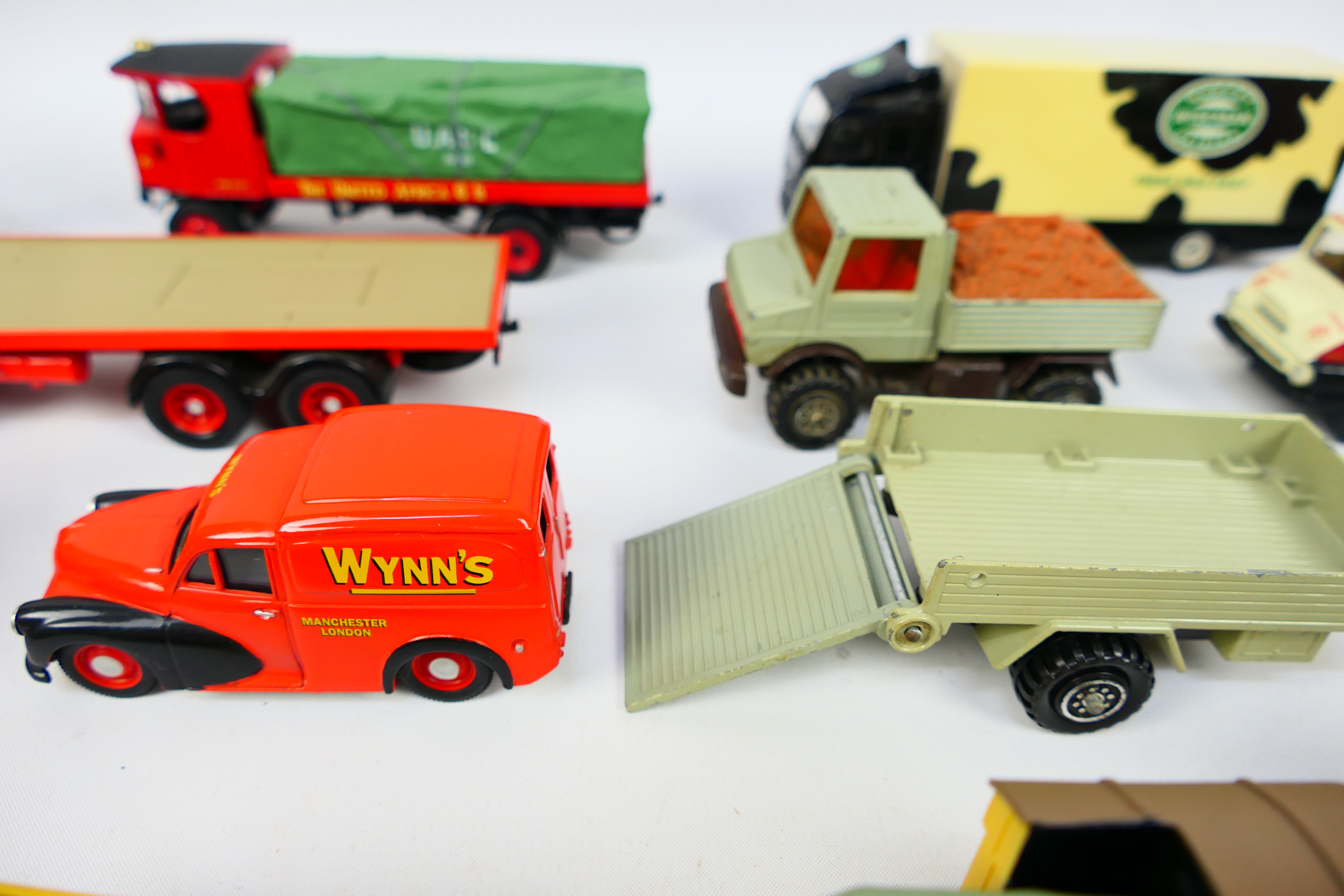 Corgi - An assortment of nine unboxed Diecast Corgi Flatbed wagon and vans comprising of a Wynn's - Image 14 of 20