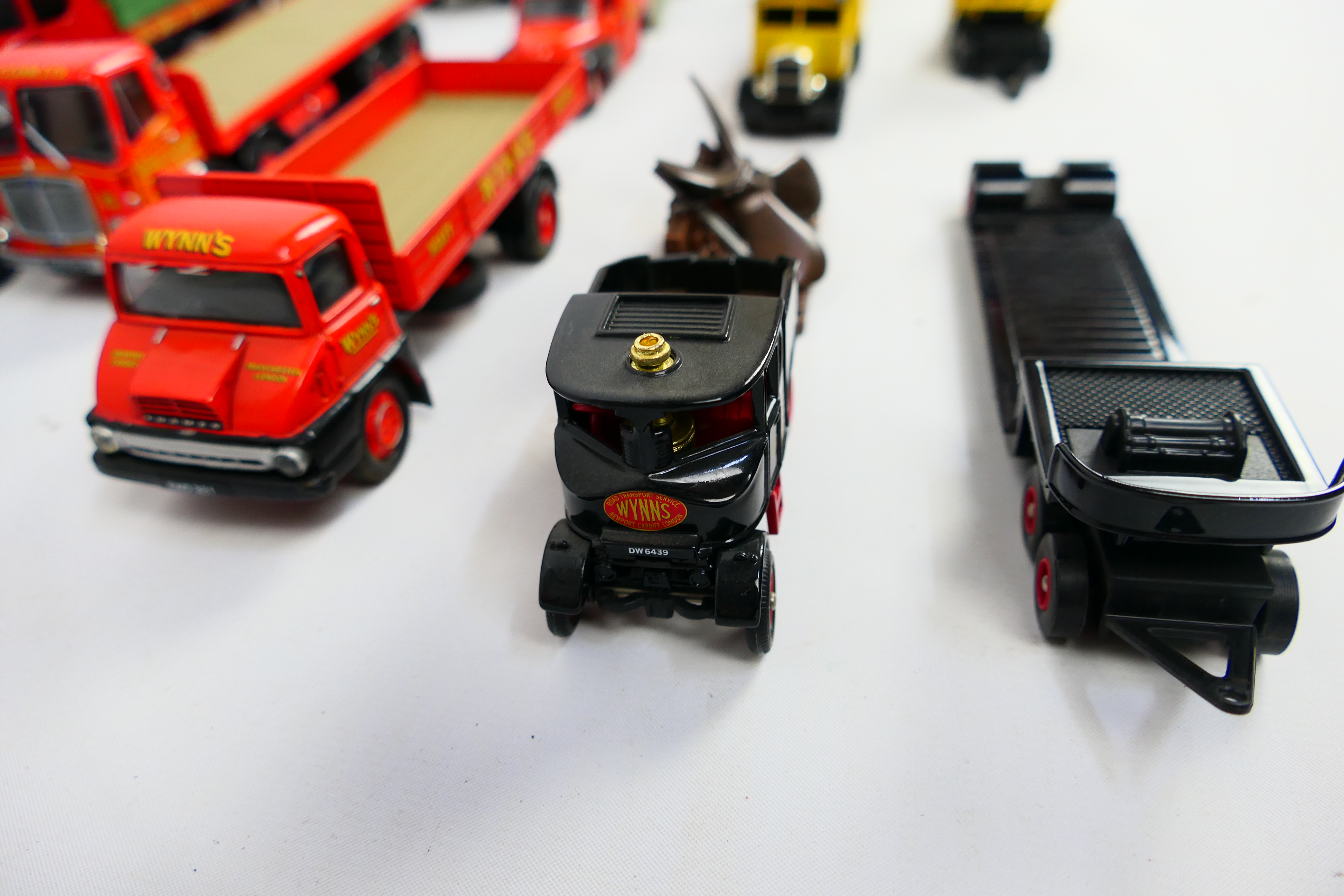 Corgi - An assortment of nine unboxed Diecast Corgi Flatbed wagon and vans comprising of a Wynn's - Image 20 of 20