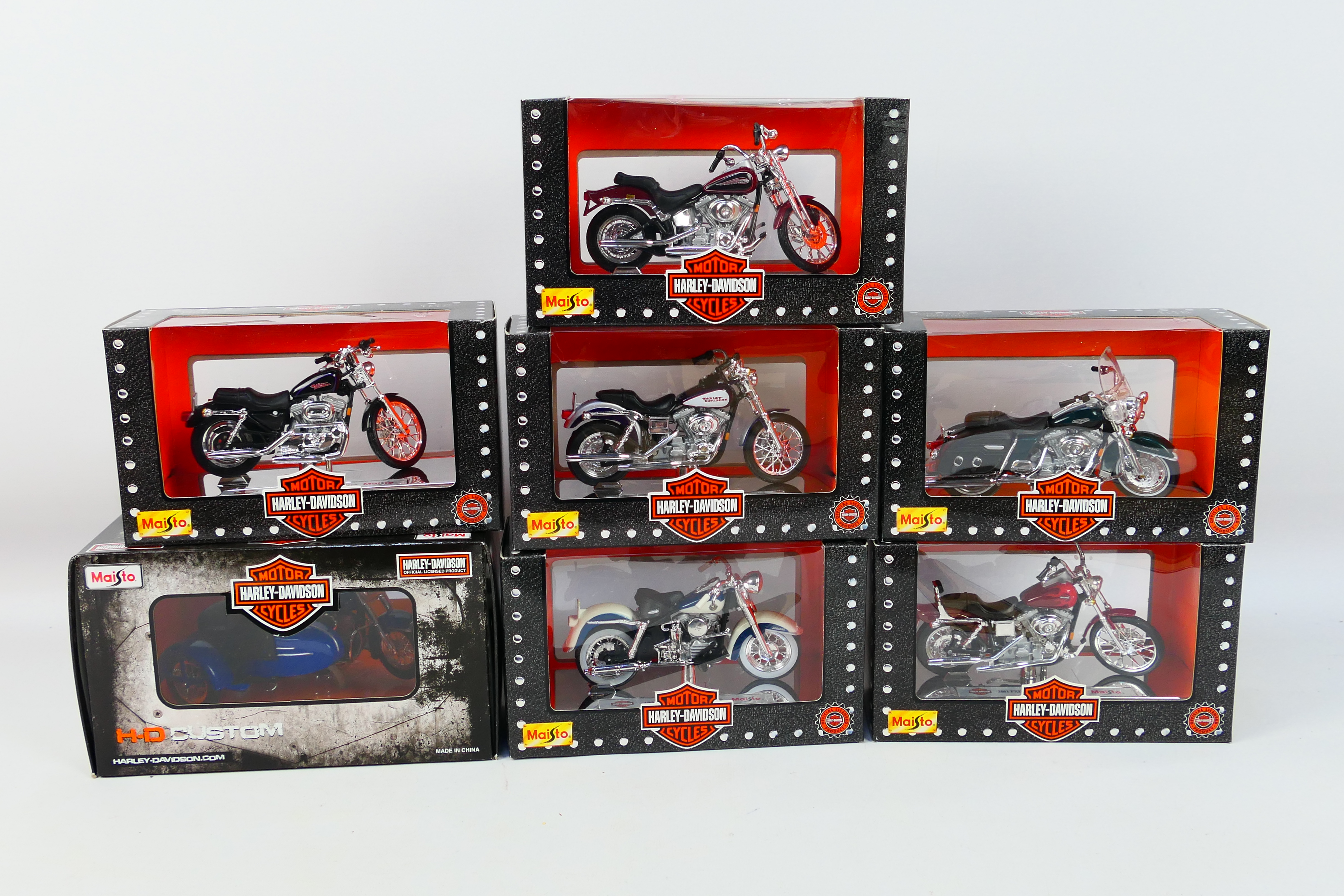 Maisto - Seven boxed Maisto 1:18 scale diecast Harley Davidson model motorcycles.