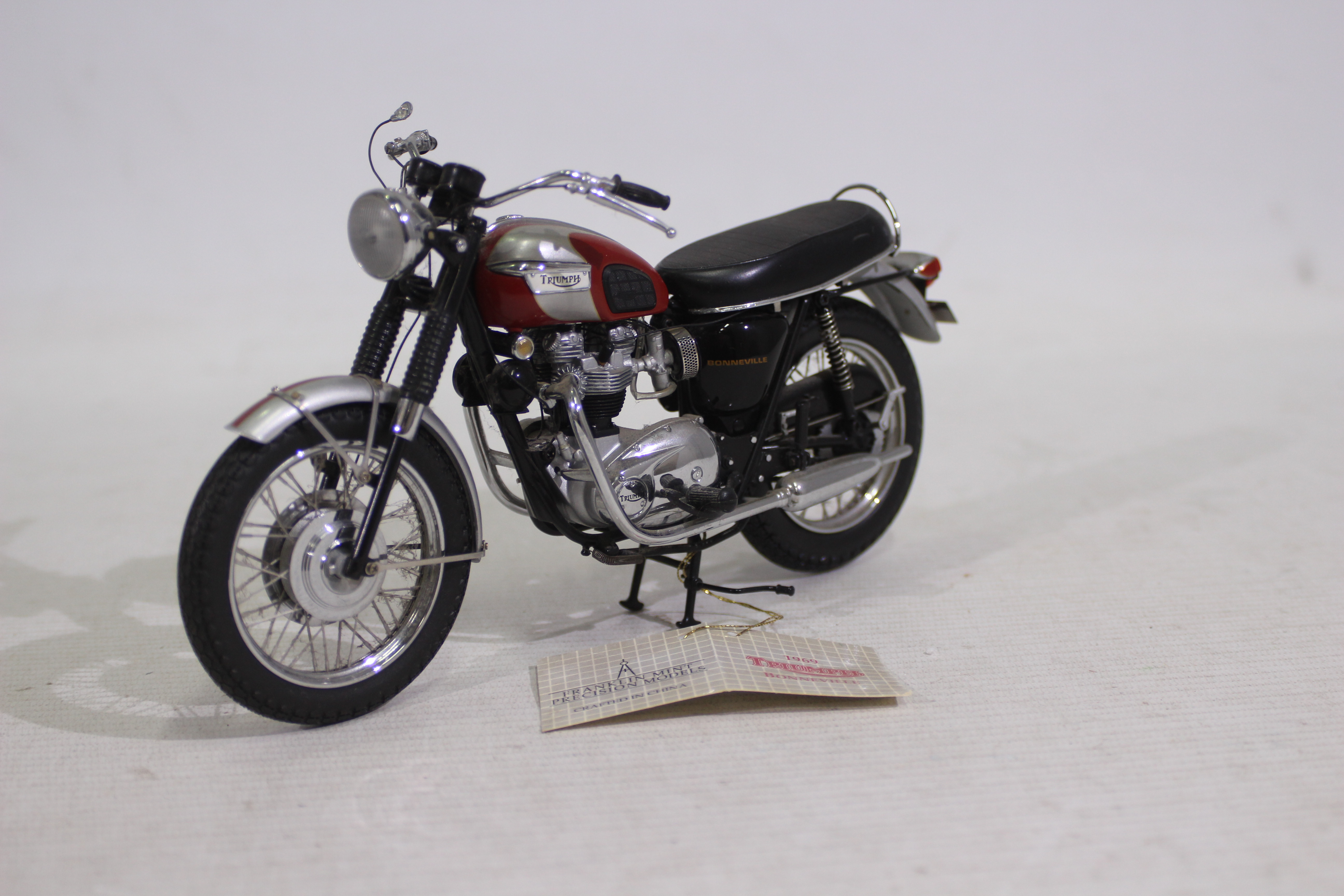 Franklin Mint Precision Models - A Franklin Mint Diecast 1:10 model of a 1969 Triumph Bonneville - Image 5 of 10