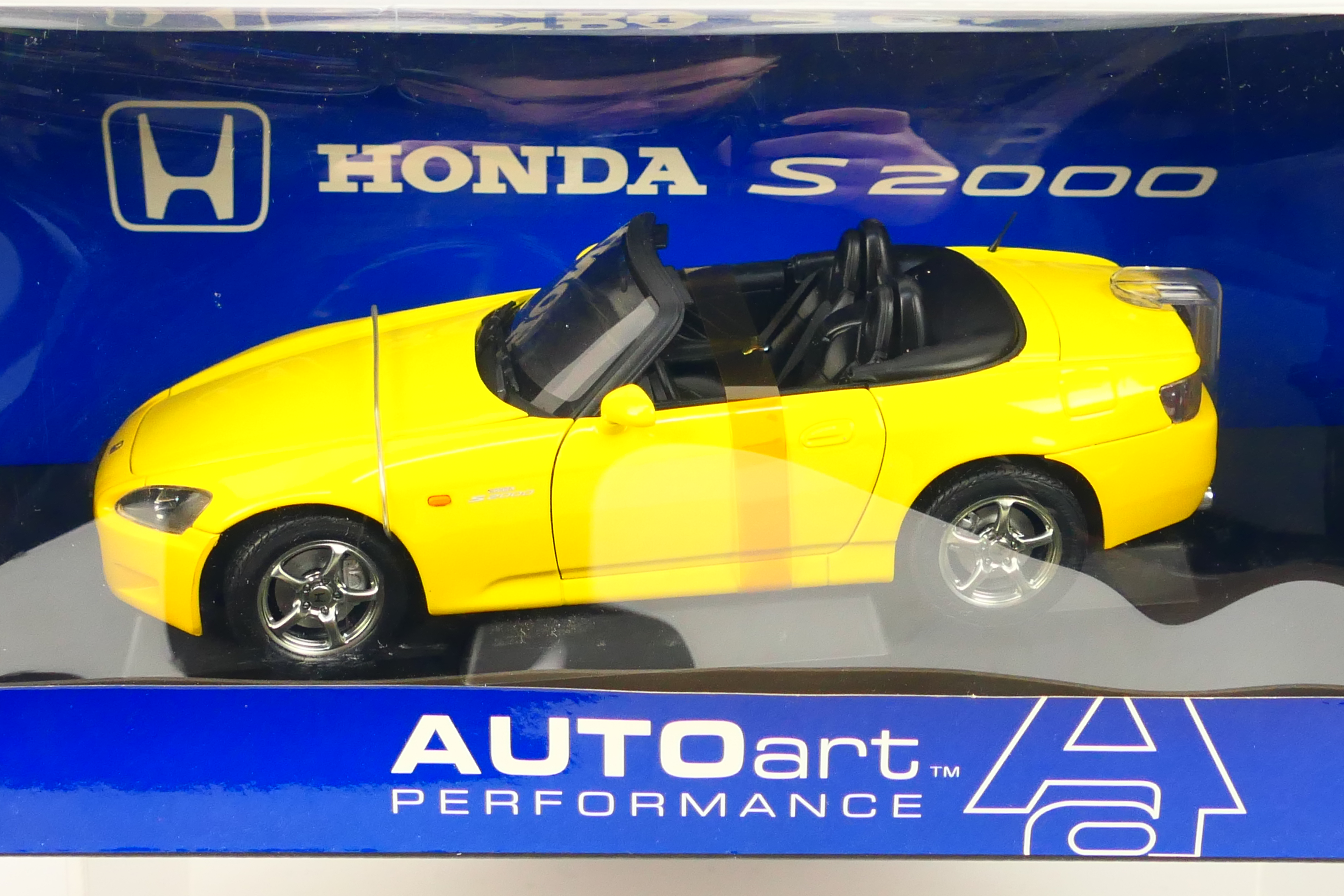 Auto Art - A boxed 1:18 scale Auo Art #727644 Honda S2000. - Image 2 of 3