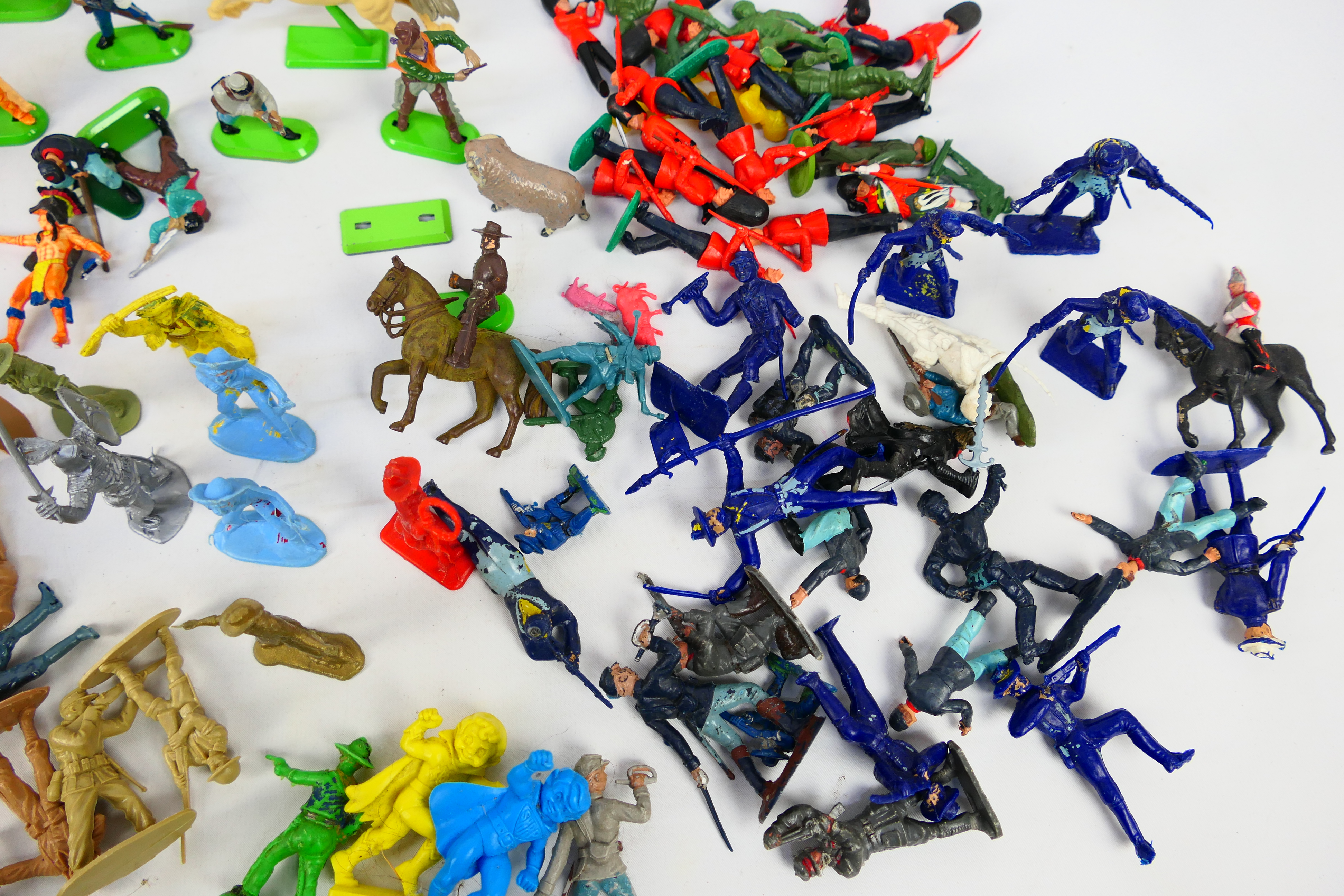 Britains - Airfix - Timpo - Others - An assortment of loose mainly plastic figures covering various - Image 11 of 16