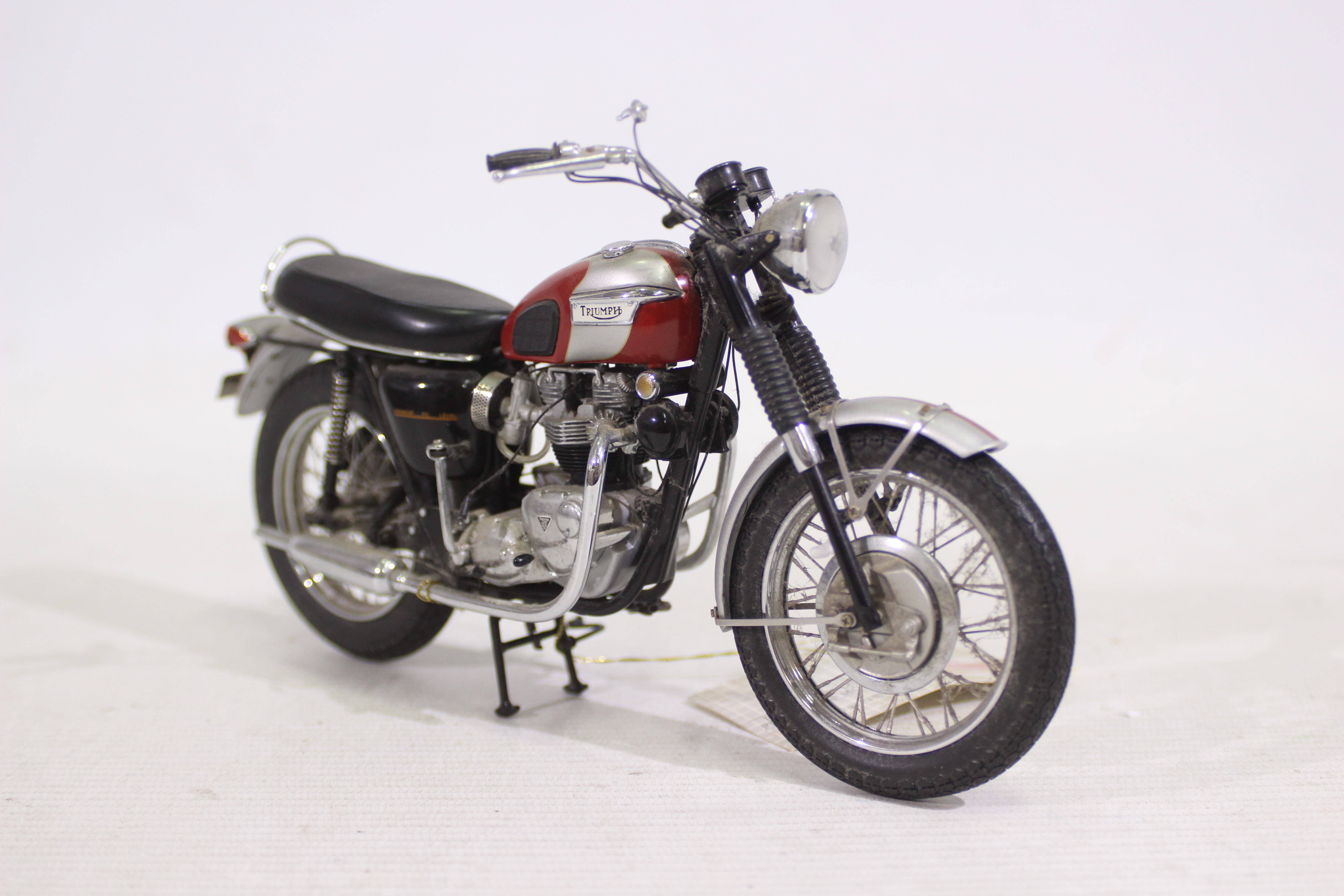 Franklin Mint Precision Models - A Franklin Mint Diecast 1:10 model of a 1969 Triumph Bonneville - Image 8 of 10