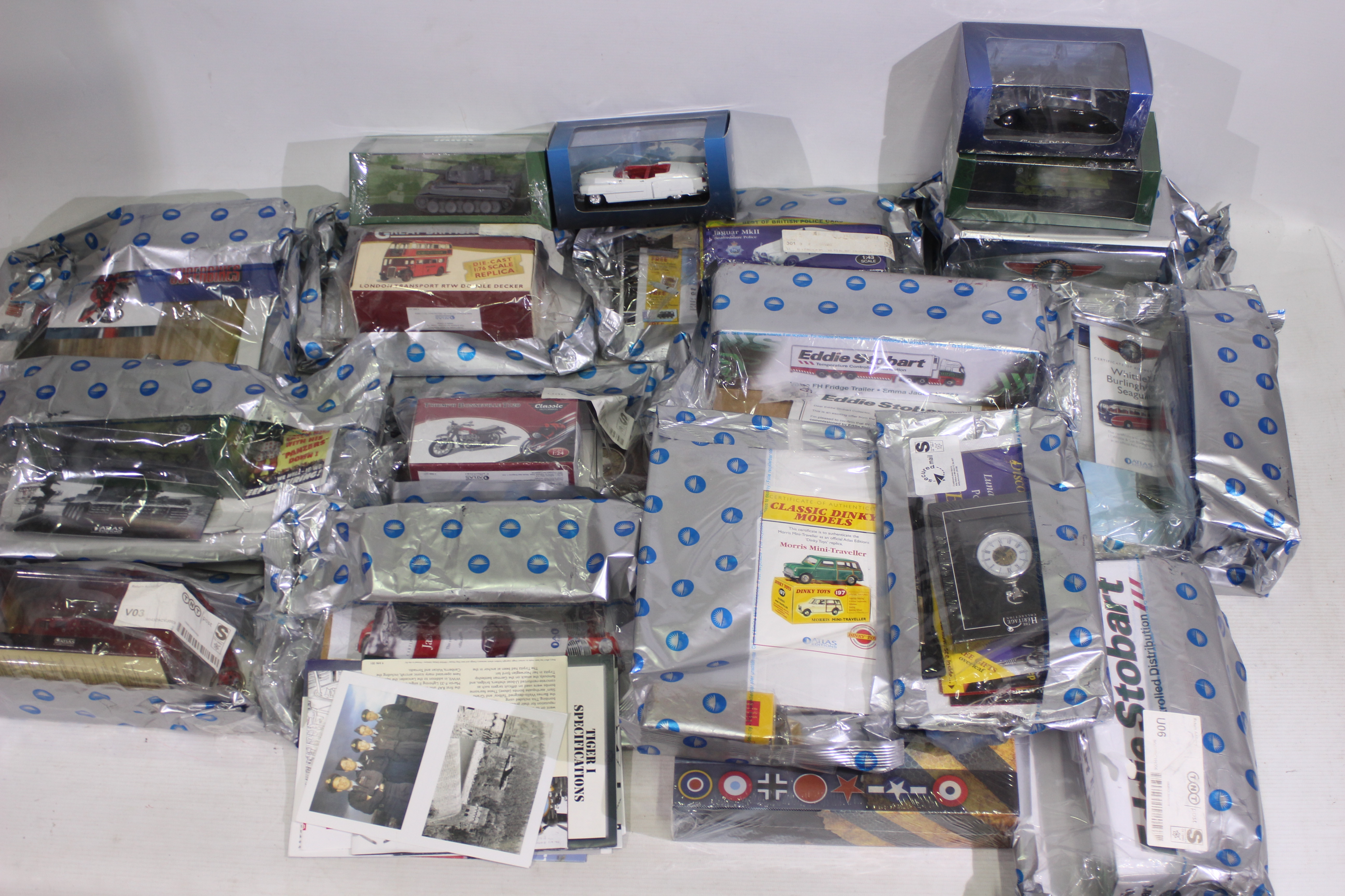 Atlas Editions - A group of 17 predominately boxed diecast models from several series by Atlas