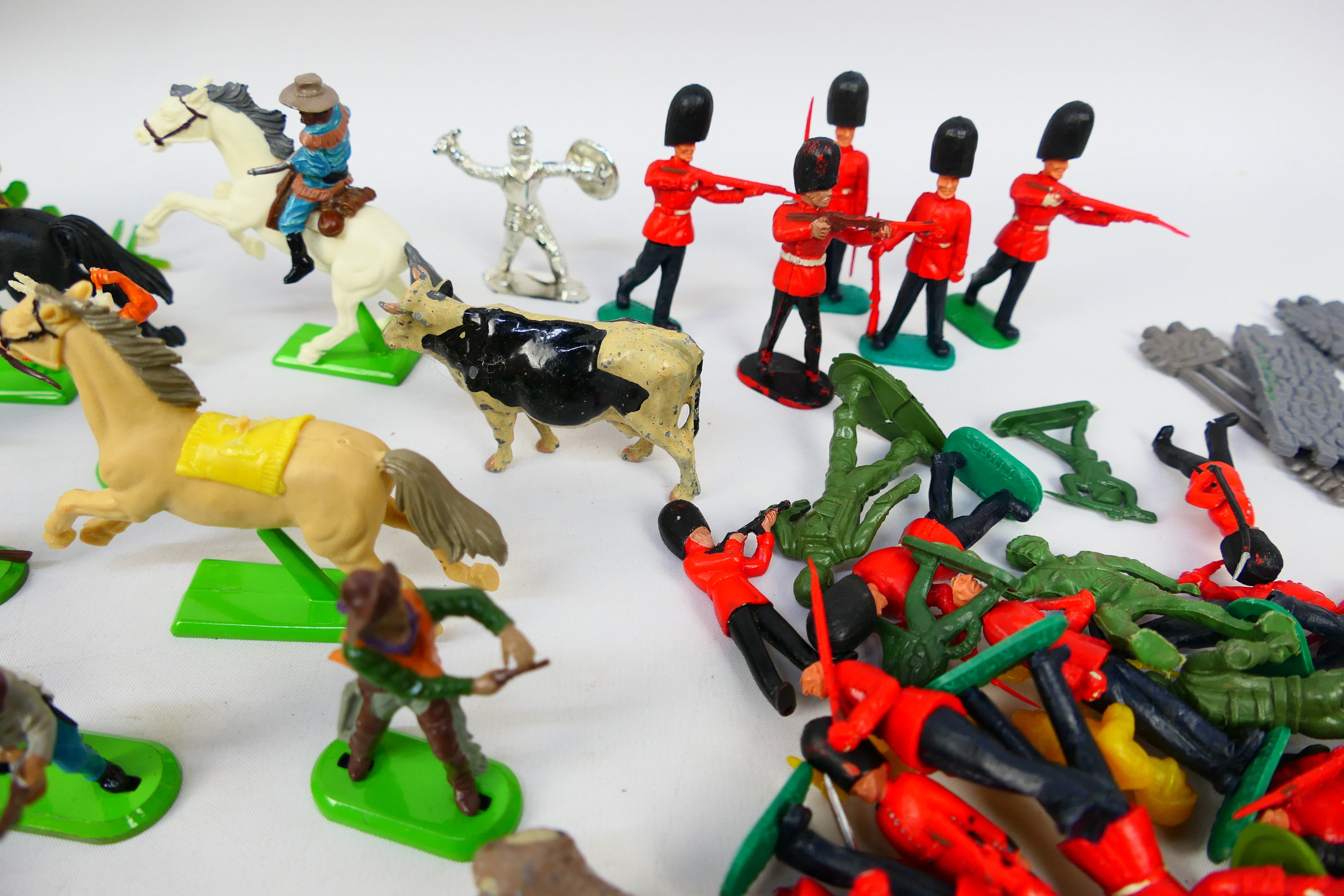 Britains - Airfix - Timpo - Others - An assortment of loose mainly plastic figures covering various - Image 13 of 16