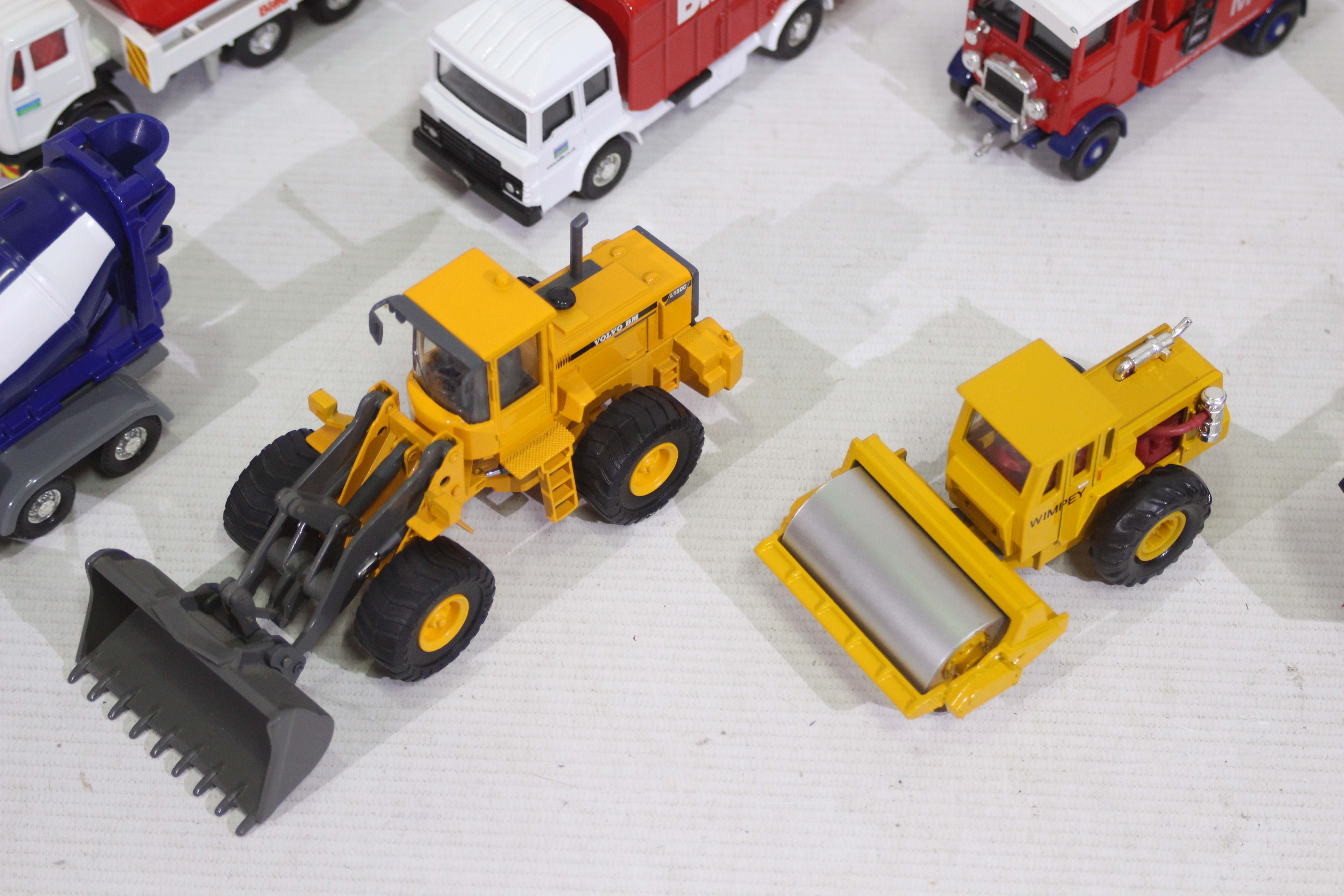 Corgi - A collection of 10 Corgi vehicles including Cement Mixers, Diggers, - Image 8 of 8