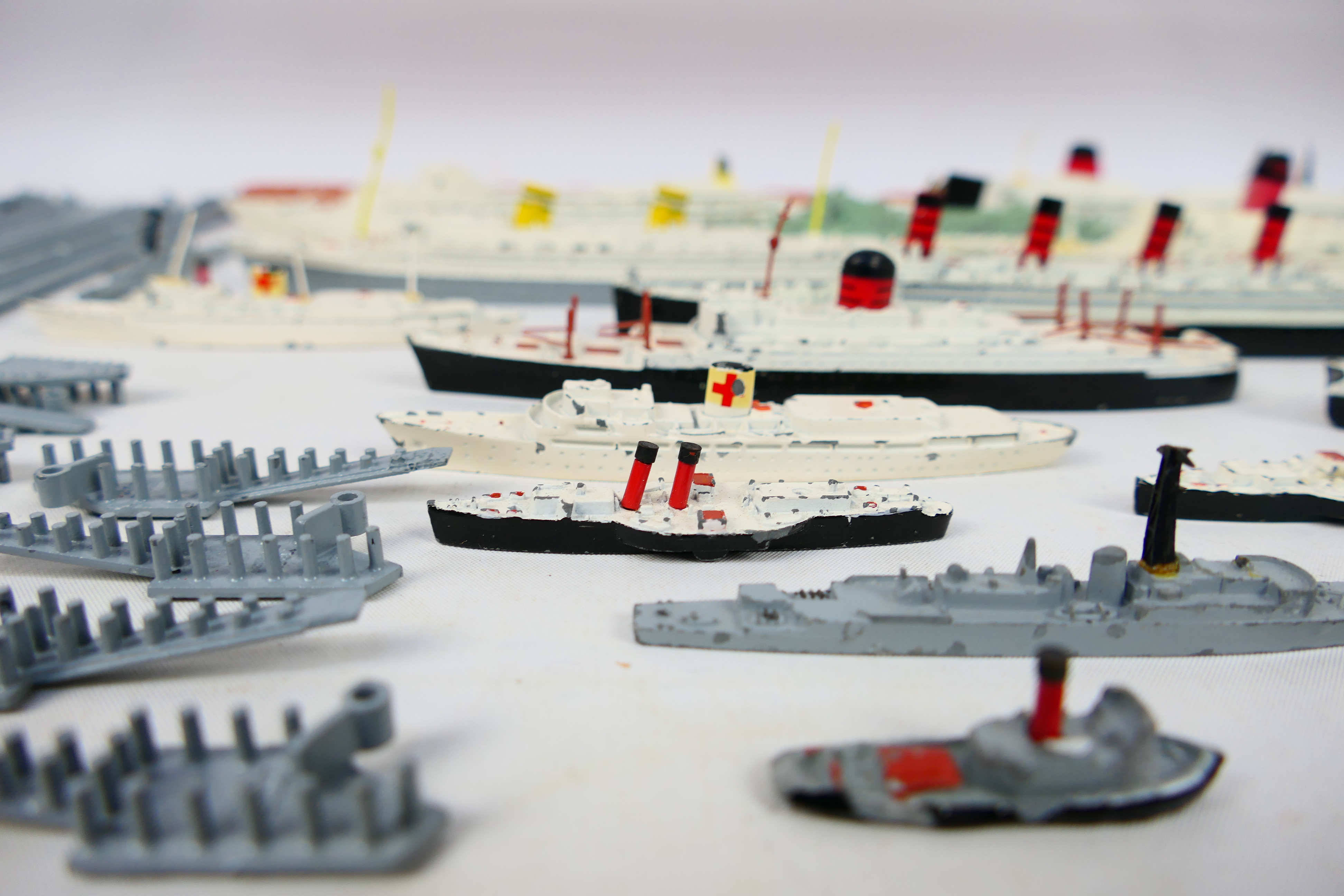 Tri-ang - Minic - Ships - A collection of vessels and dockside accessories for the Tri-ang Minic - Image 17 of 21