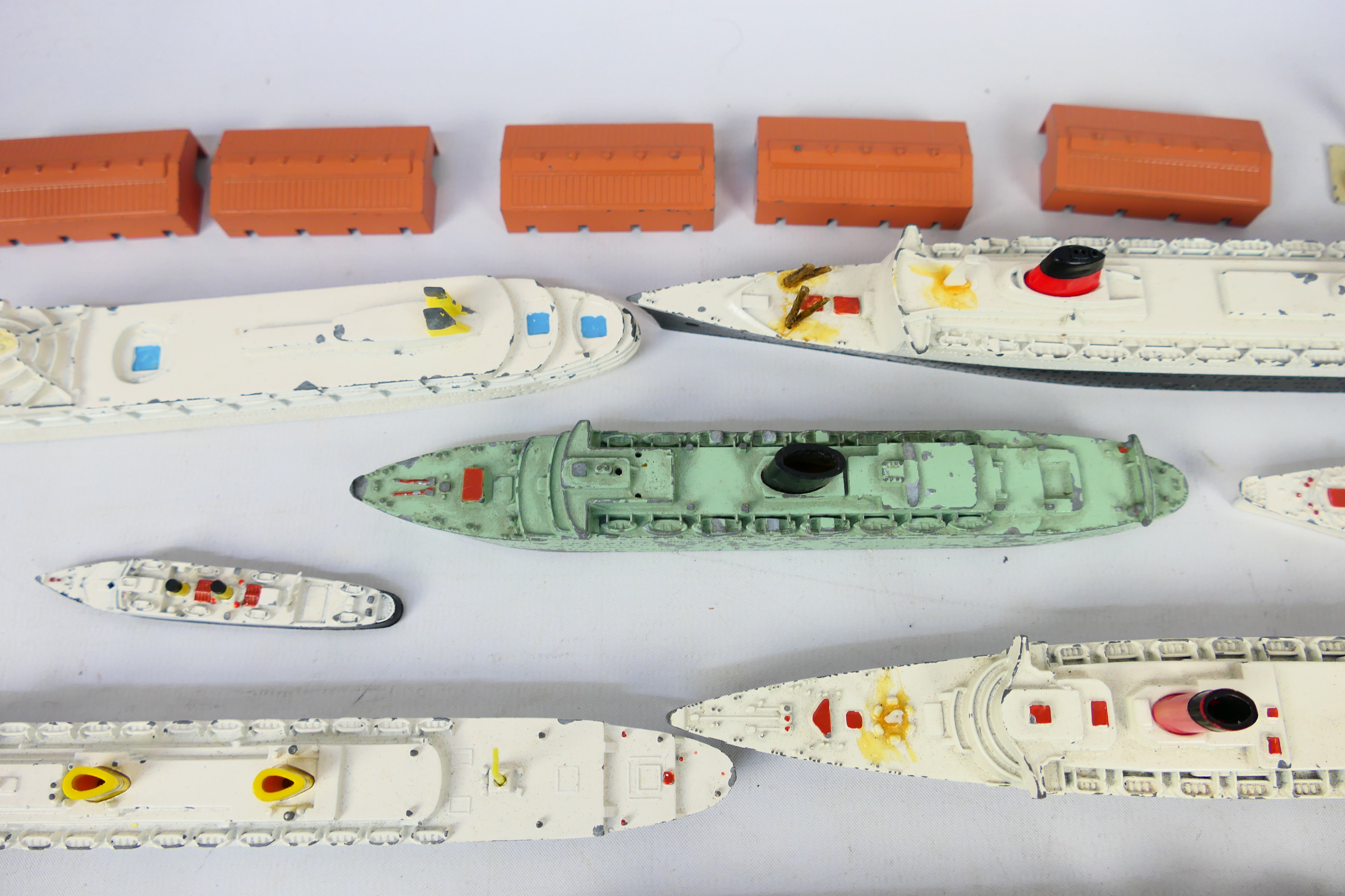 Tri-ang - Minic - Ships - A collection of vessels and dockside accessories for the Tri-ang Minic - Image 16 of 21