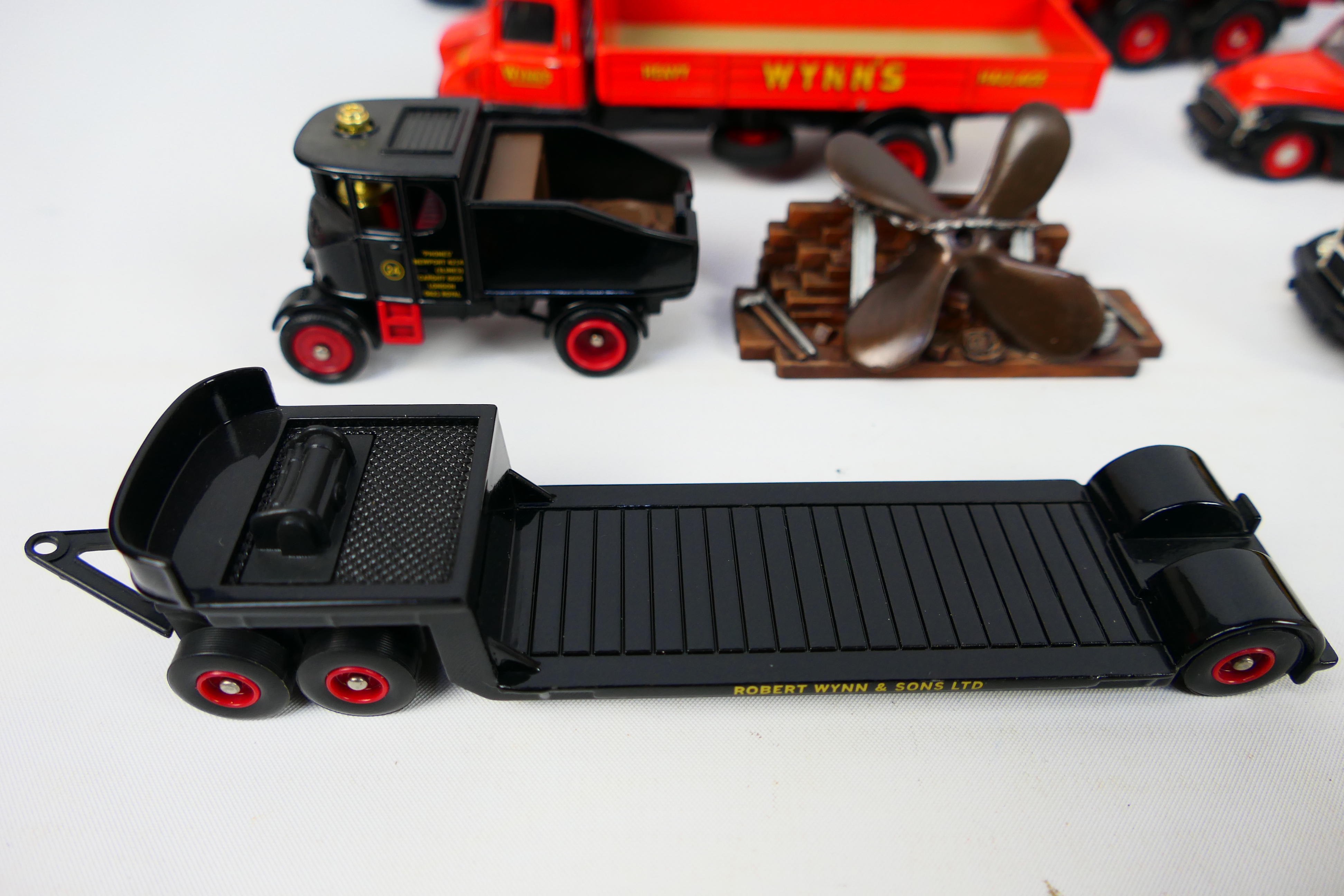 Corgi - An assortment of nine unboxed Diecast Corgi Flatbed wagon and vans comprising of a Wynn's - Image 9 of 20