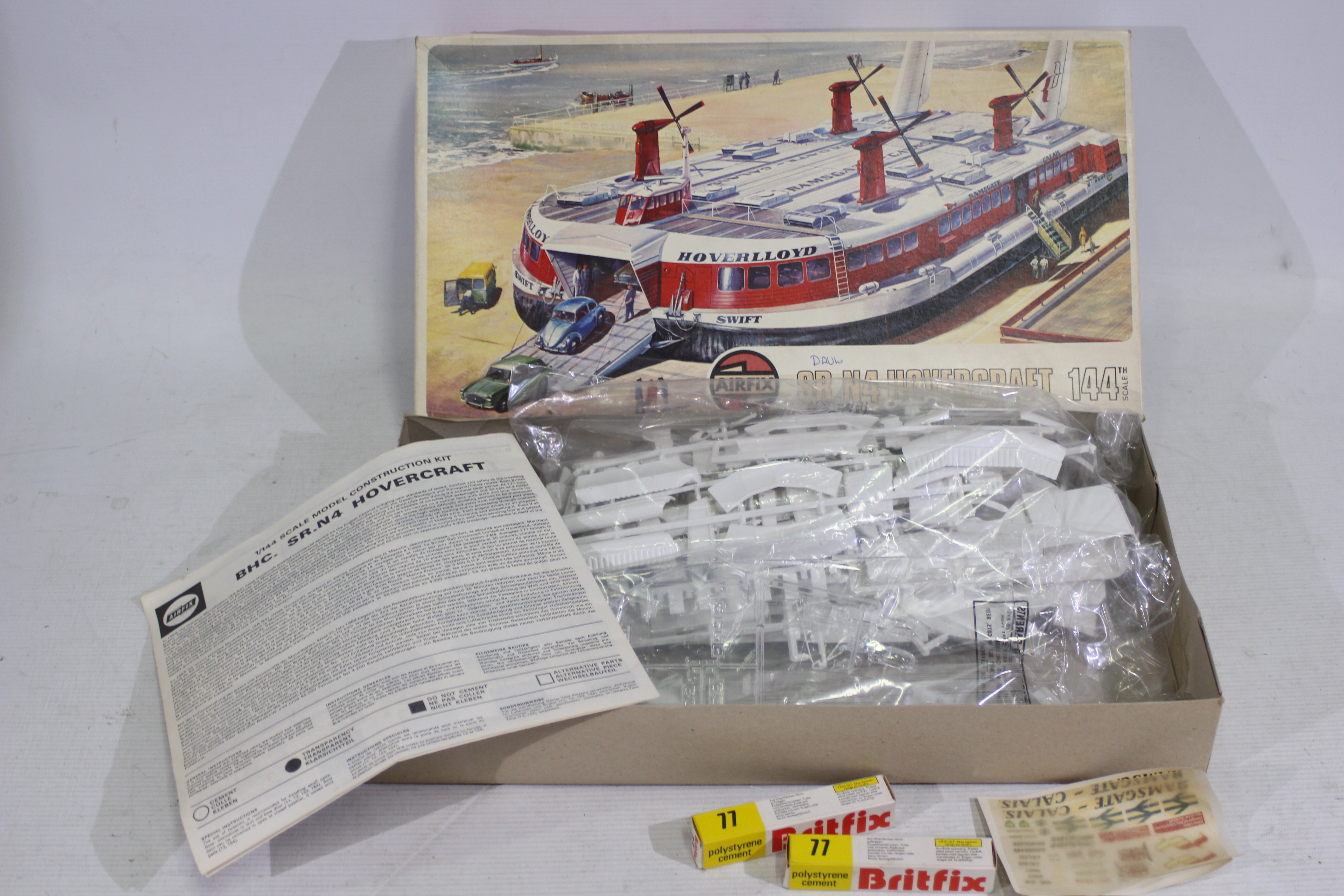 Airfix - 2 x boxed vintage kits, SR.N4 Hovercraft in 1:144 scale # 09171-8 and The Revenge # 801. - Image 3 of 3