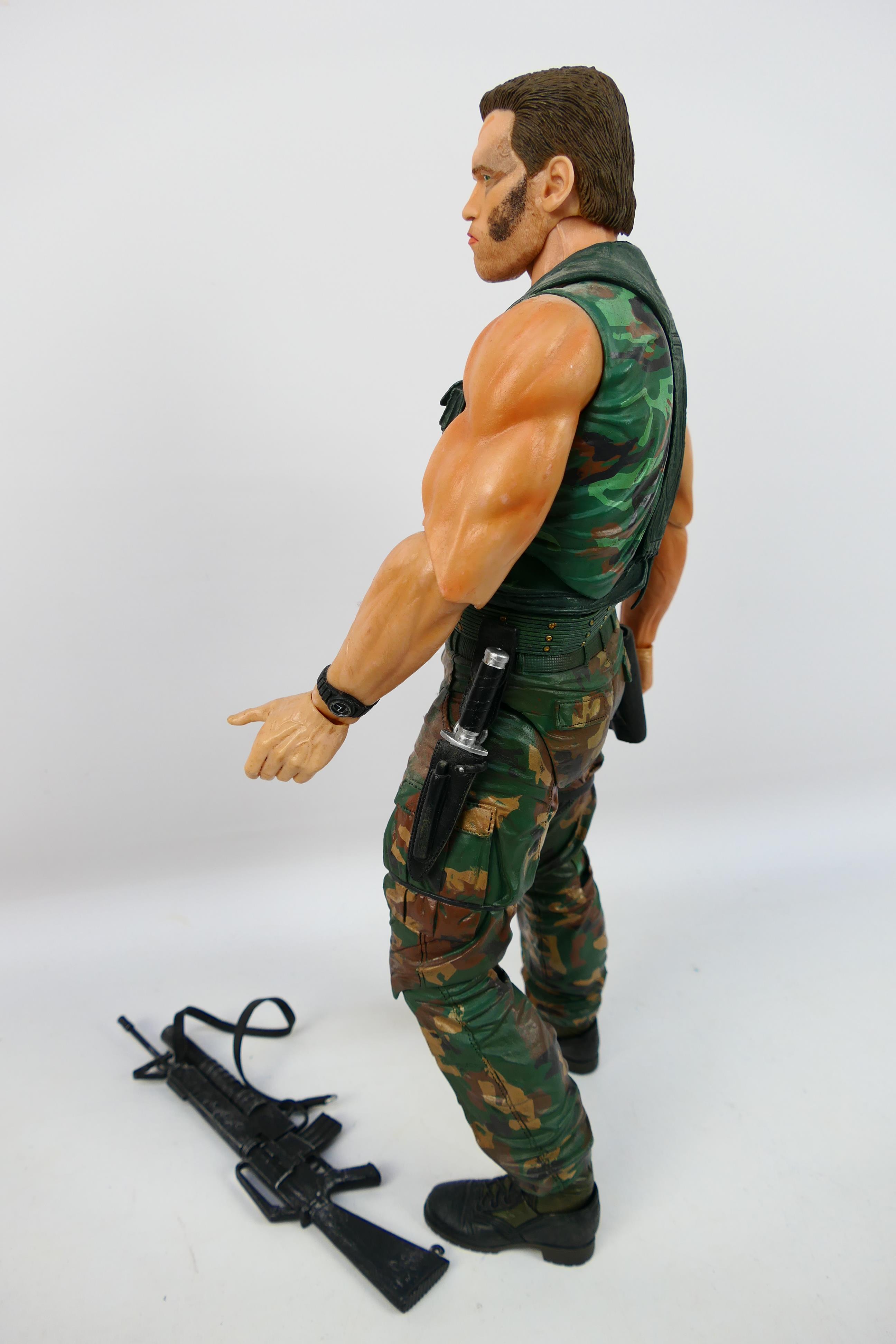 NECA - A 1:4 scale Dutch Action Figure (2013) based of the 1987 Predator film. - Image 7 of 8