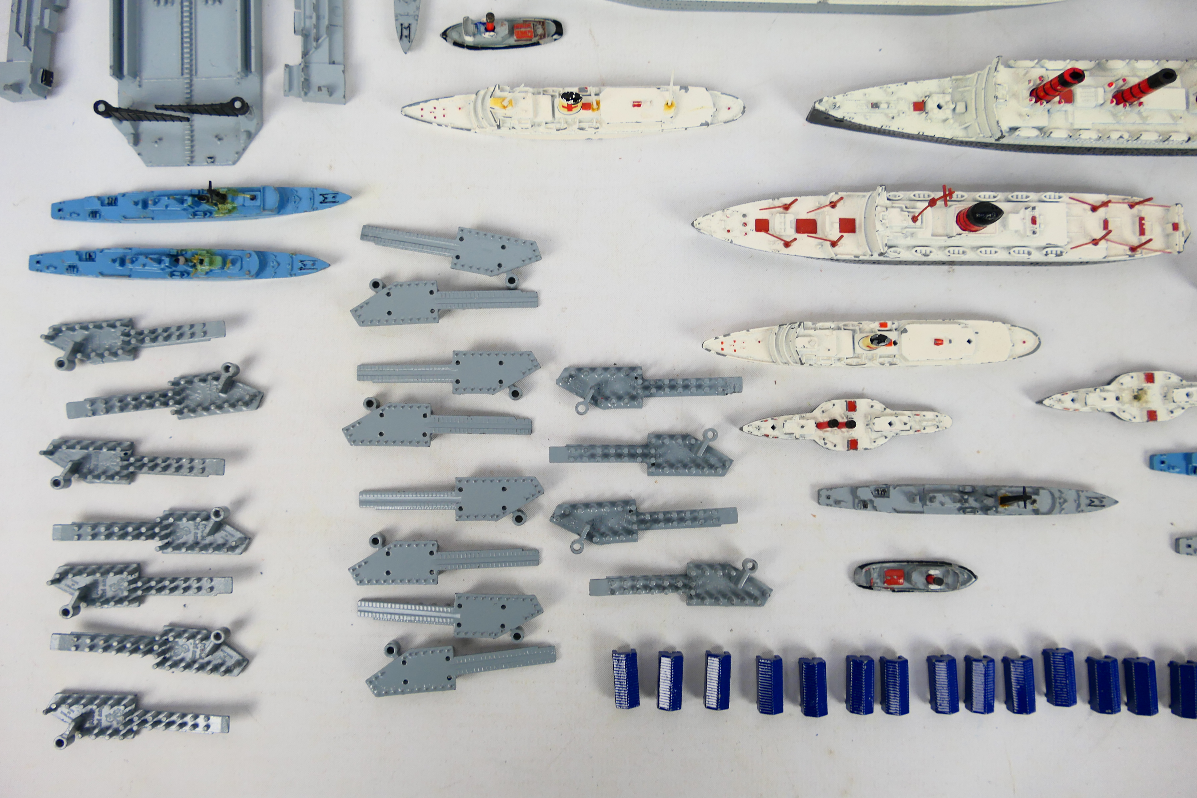 Tri-ang - Minic - Ships - A collection of vessels and dockside accessories for the Tri-ang Minic - Image 11 of 21