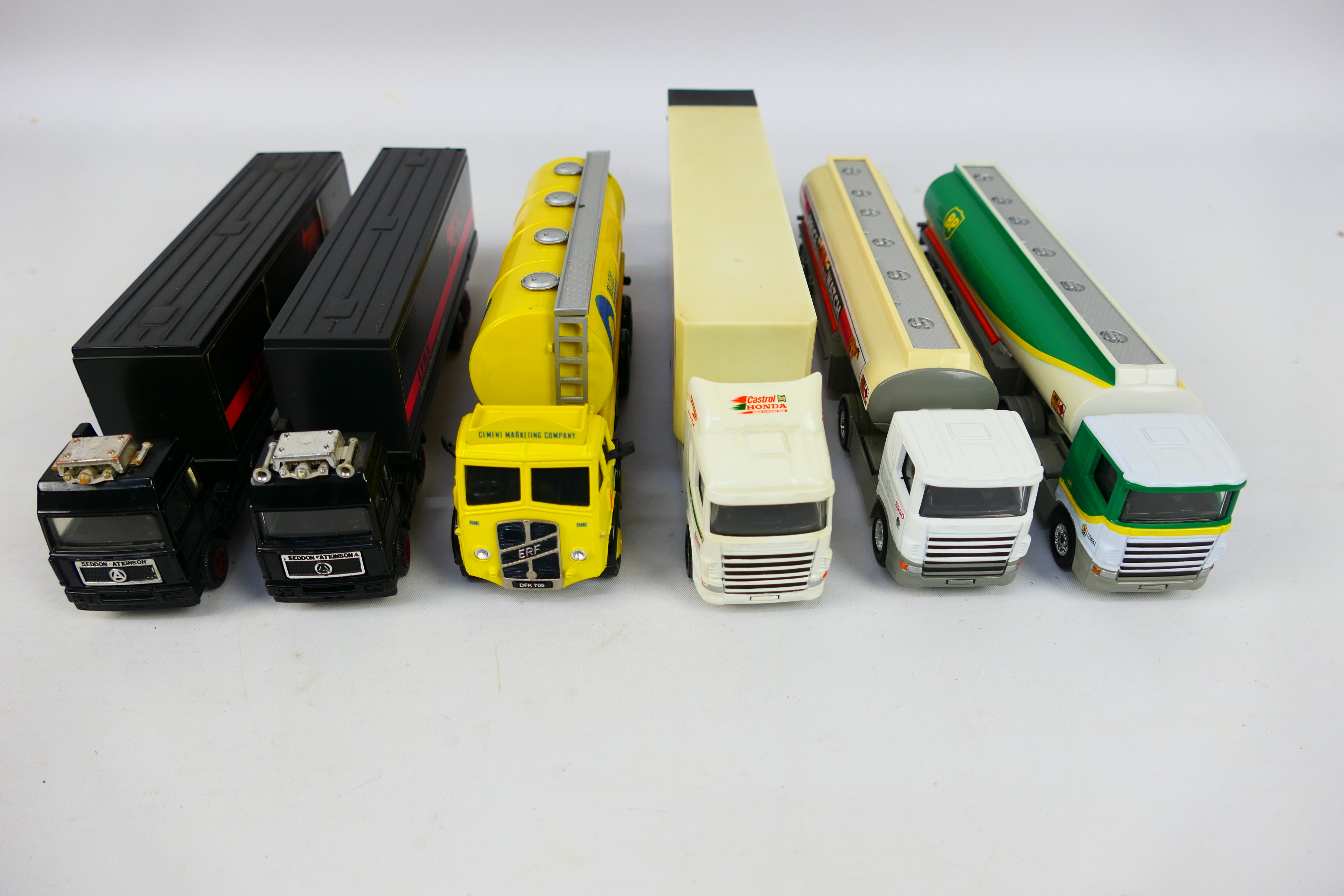 Corgi - An assortment of six unboxed Corgi Lorries and Tankers comprising of a Blue Circle Cement - Bild 11 aus 12